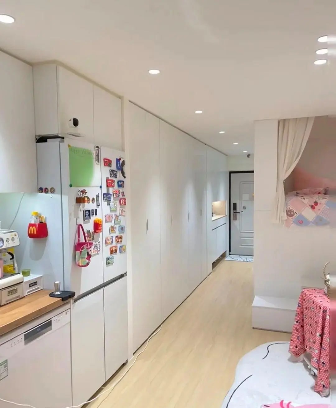 Căn nhà 18m² khiến ai nhìn cũng nể: Gọn đến khó tin, sách giáo khoa xin thua cuộc- Ảnh 9. Căn nhà 18m² khiến ai nhìn cũng nể: Gọn đến khó tin, sách giáo khoa xin thua cuộc- Ảnh 9.