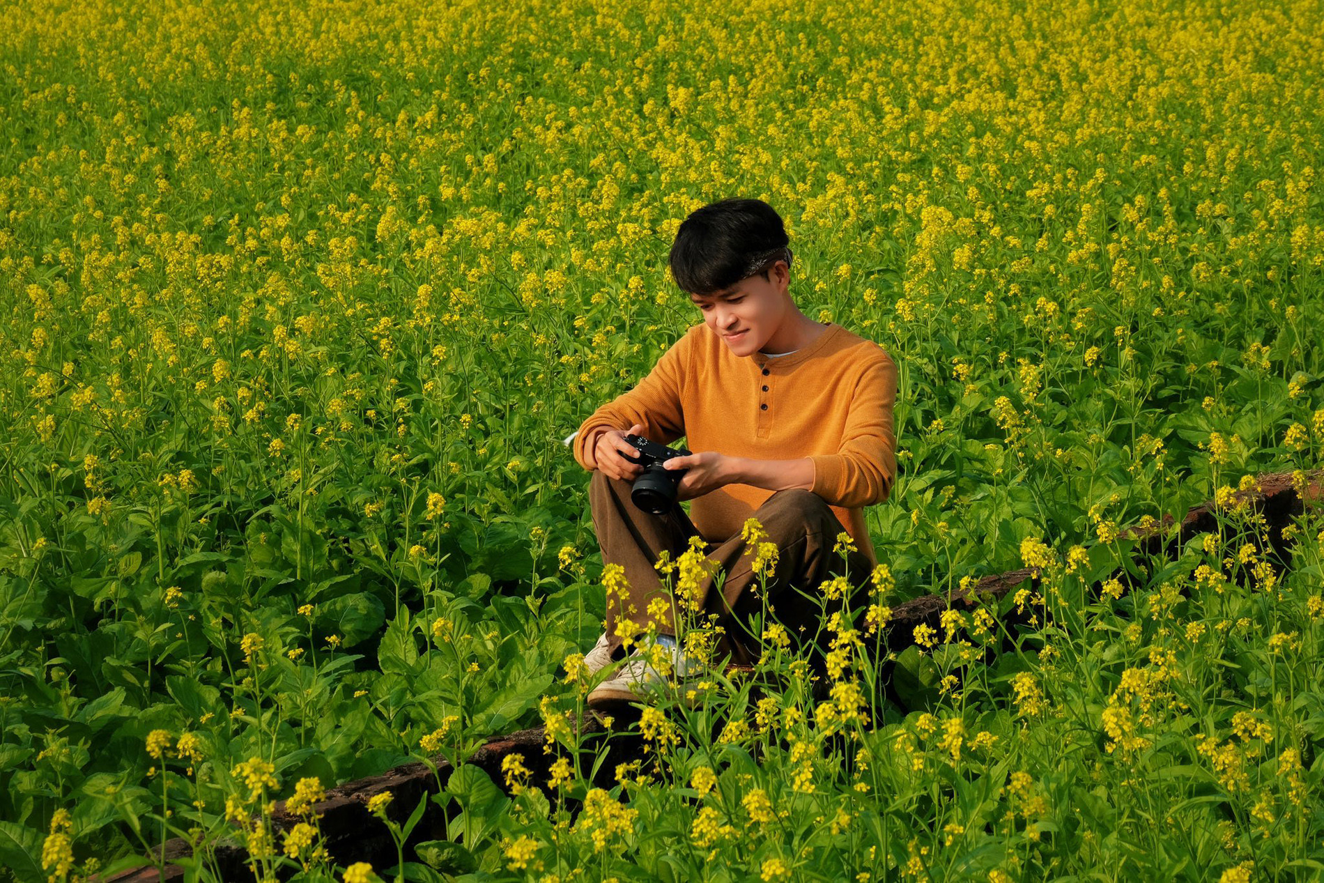 Cánh đồng hoa cải cách trung tâm Hà Nội 30km nở rộ, khách vượt xa đến check-in 3 Anh Tuyên ghé cánh đồng hoa cải vàng vào ngày nắng để có thể chụp những bức ảnh ấn tượng, lên màu đẹp