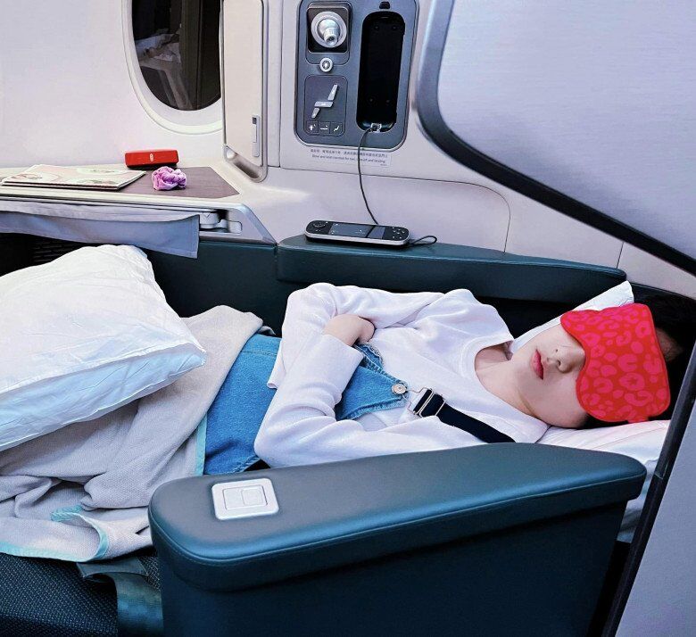 Con gái Công Vinh - Thủy Tiên không thừa kế tài sản của bố mẹ, 12 năm "giấu mặt" nay là thiếu nữ xinh đẹp 5 Qua một số ảnh chụp lộ một phần gương mặt, Bánh Gạo được khen vì sở hữu đường nét thanh tú.