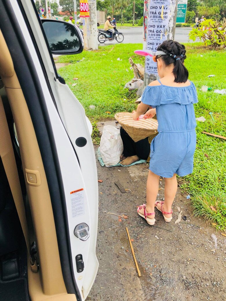 Con gái Công Vinh - Thủy Tiên không thừa kế tài sản của bố mẹ, 12 năm "giấu mặt" nay là thiếu nữ xinh đẹp 10 Ái nữ Thủy Tiên được khen ngợi ngoan ngoãn, biết quan tâm người khác.