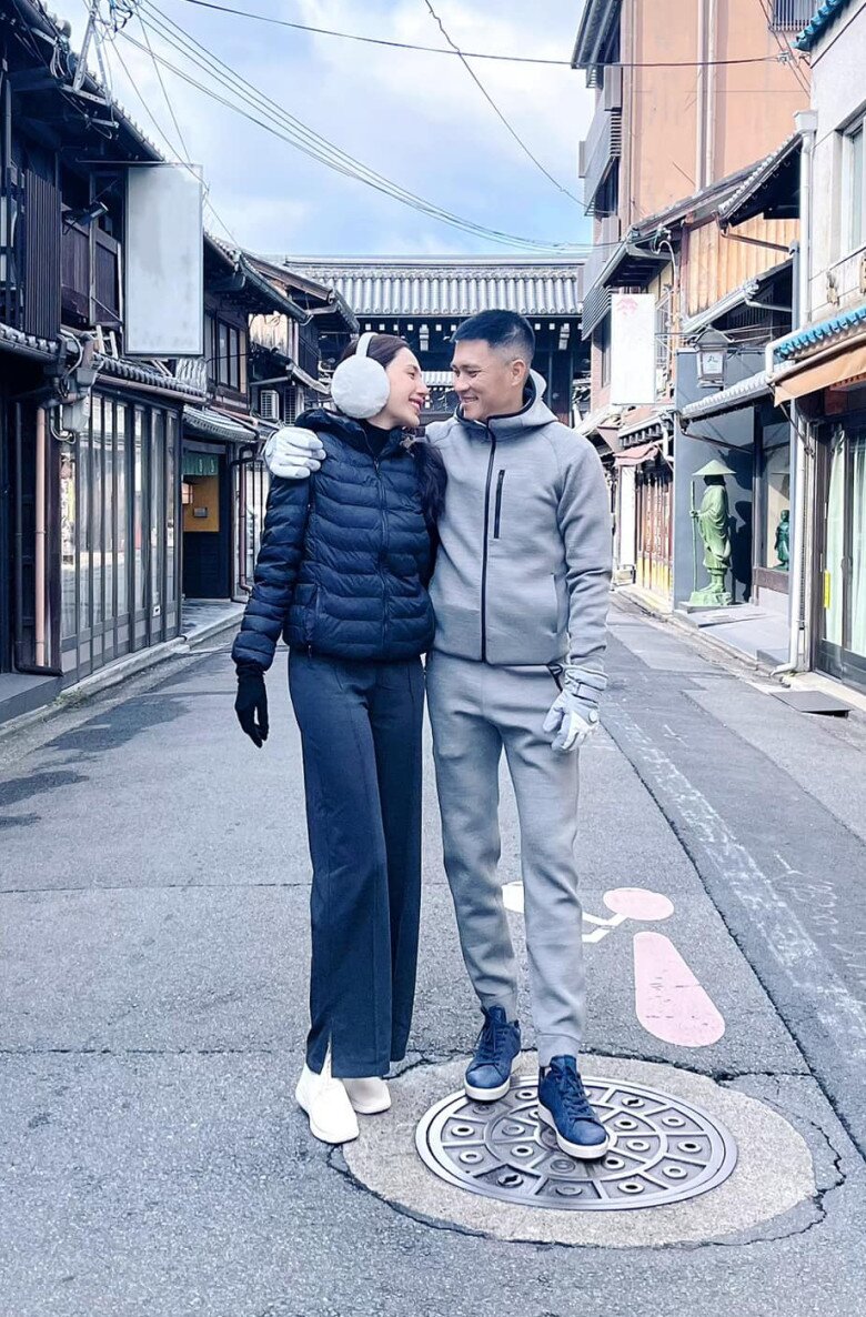 Con gái Công Vinh - Thủy Tiên không thừa kế tài sản của bố mẹ, 12 năm "giấu mặt" nay là thiếu nữ xinh đẹp 11 Thủy Tiên - Công Vinh có tình cảm ngày càng mặn nồng.