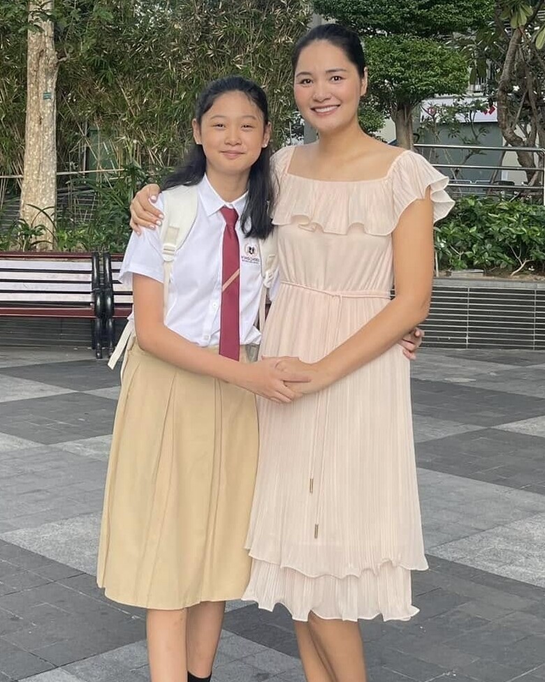 Hoa hậu Hương Giang khoe ái nữ không chỉ xinh đẹp mà còn sở hữu chiều cao nổi bật.