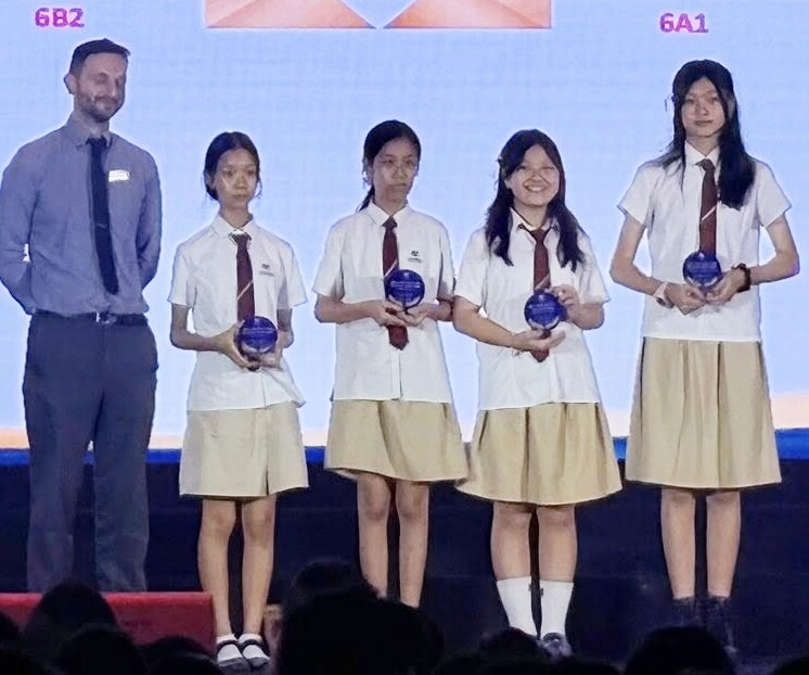 Tiểu Panda đứng cao gần bằng thầy giáo người nước ngoài khi lên nhận giải thưởng.