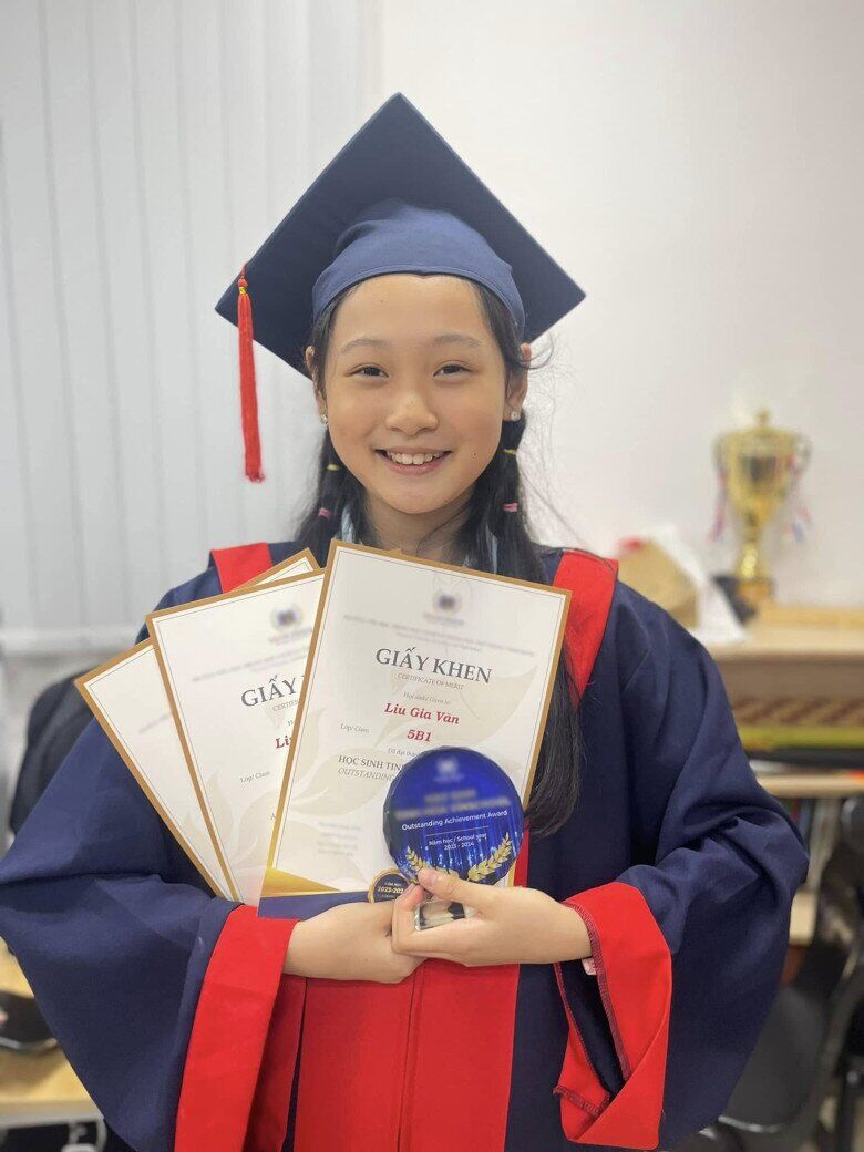 Tiểu Panda liên tục nhận được bằng khen ở trường.