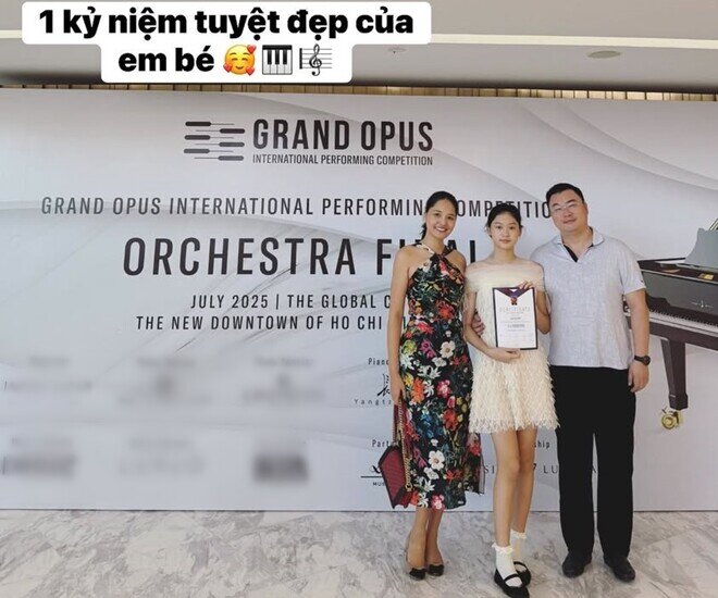 Hương Giang và ông xã người Trung Quốc đồng hành cùng con gái trong cuộc thi âm nhạc.