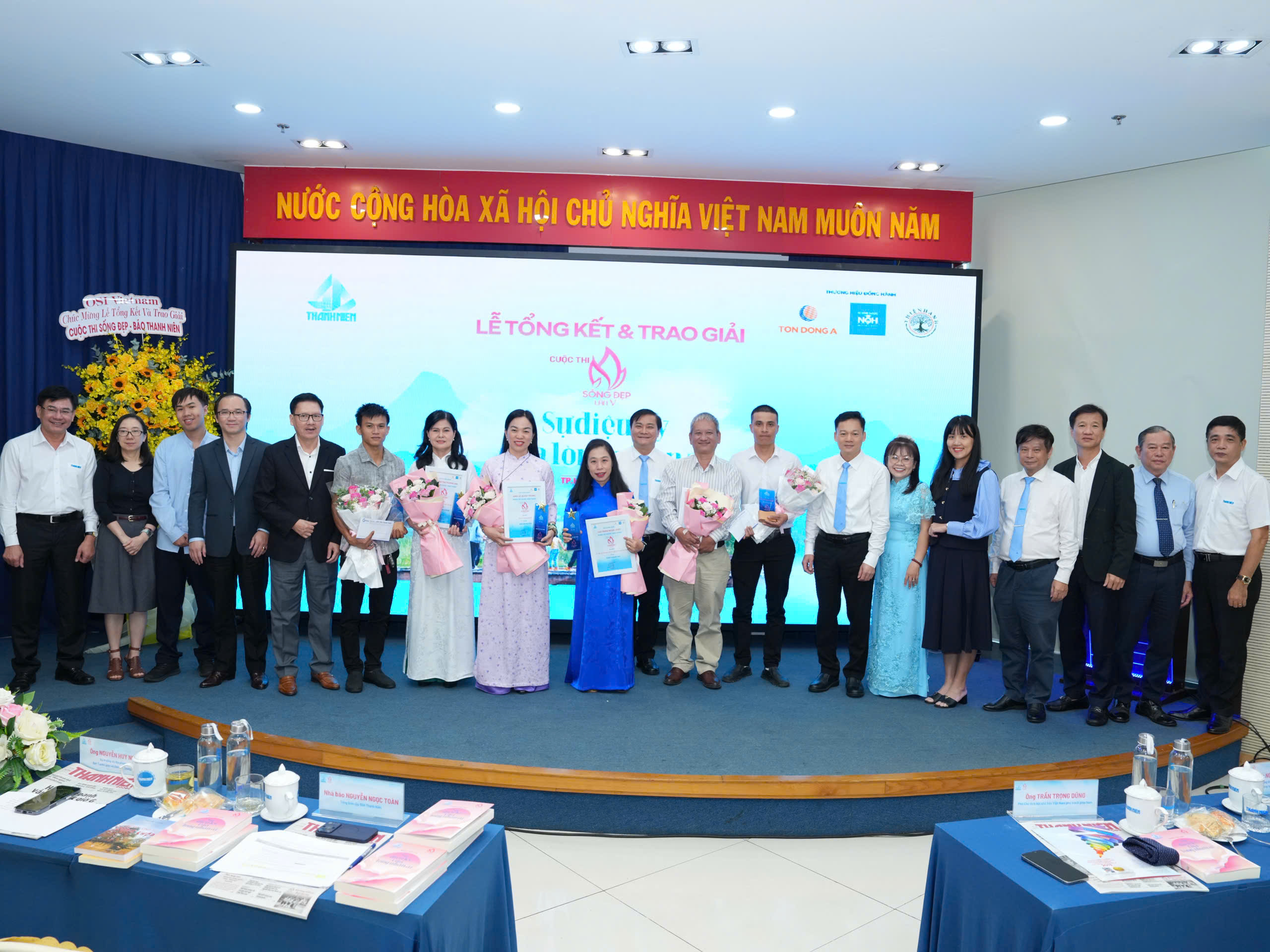 Nhà văn 17 tuổi Cao Việt Quỳnh: Lòng nhân ái như 'phép thuật' có thật- Ảnh 3.