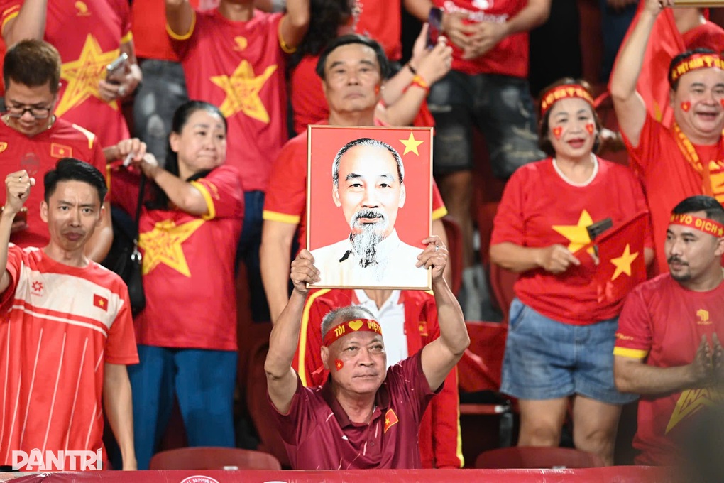 CĐV Việt Nam tại Thái Lan hạnh phúc sau tấm HCV bóng đá nam SEA Games - 2