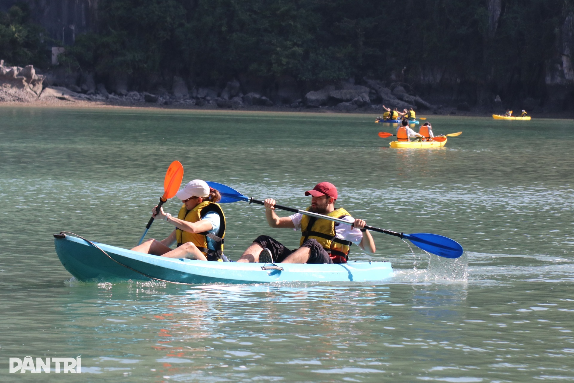 Chèo thuyền kayak qua Hang Luồn - điểm đến bí ẩn, hoang sơ ở Hạ Long - 6 Chèo thuyền kayak qua Hang Luồn - điểm đến bí ẩn, hoang sơ ở Hạ Long - 6