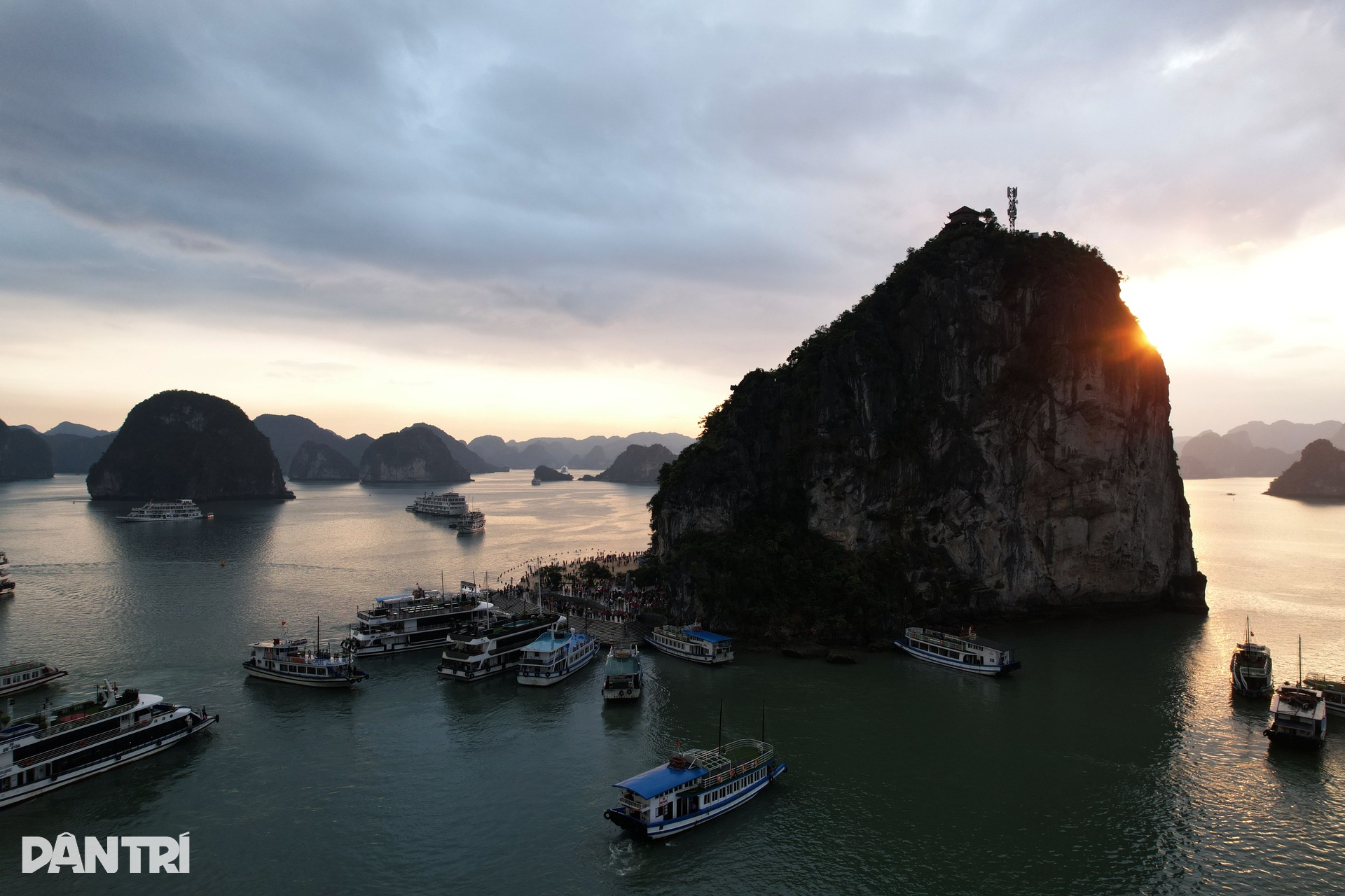 Chèo thuyền kayak qua Hang Luồn - điểm đến bí ẩn, hoang sơ ở Hạ Long - 12 Chèo thuyền kayak qua Hang Luồn - điểm đến bí ẩn, hoang sơ ở Hạ Long - 12