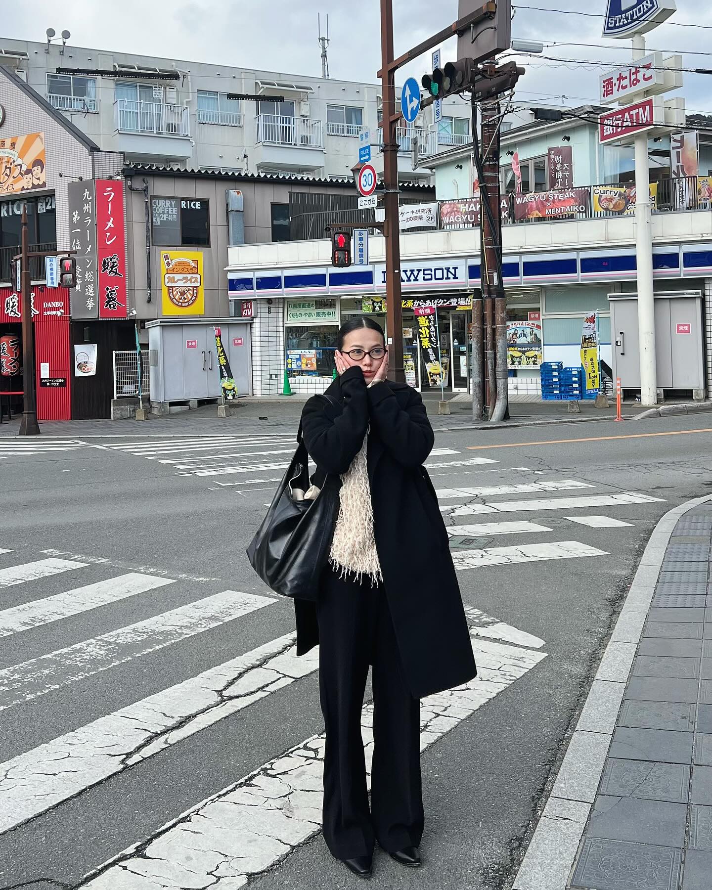 5 Mẫu áo khoác nữ sang chảnh giúp bạn hack tuổi cực hiệu quả - Ảnh 8. 5 Mẫu áo khoác nữ sang chảnh giúp bạn hack tuổi cực hiệu quả - Ảnh 8.