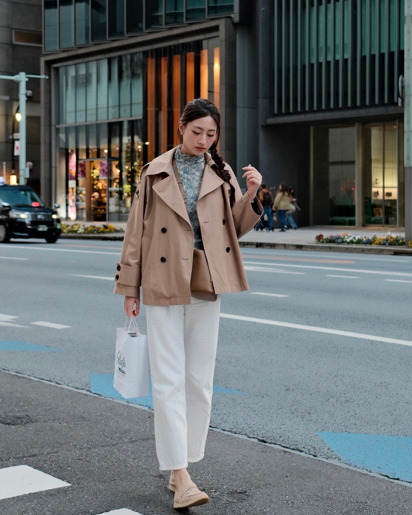 5 Mẫu áo khoác nữ sang chảnh giúp bạn hack tuổi cực hiệu quả - Ảnh 10. 5 Mẫu áo khoác nữ sang chảnh giúp bạn hack tuổi cực hiệu quả - Ảnh 10.