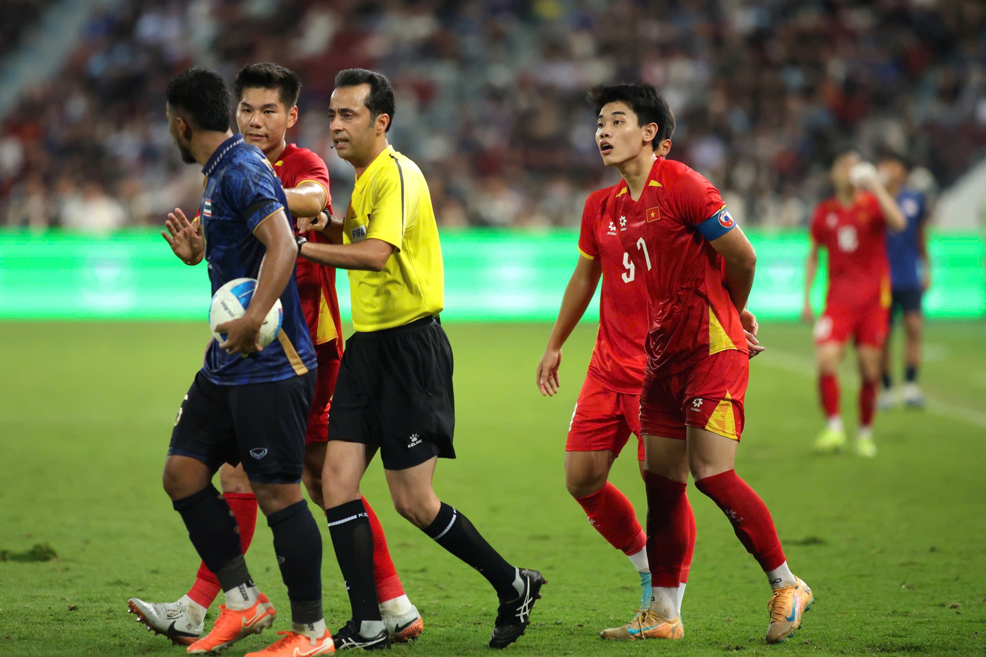 Trọng tài điều hành hay thế nào ở chung kết siêu kịch tính, cả U.22 Thái Lan và Việt Nam đều thích!- Ảnh 2.