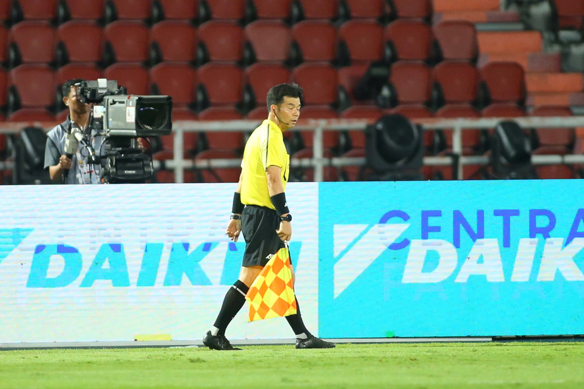 Trọng tài điều hành hay thế nào ở chung kết siêu kịch tính, cả U.22 Thái Lan và Việt Nam đều thích!- Ảnh 3.