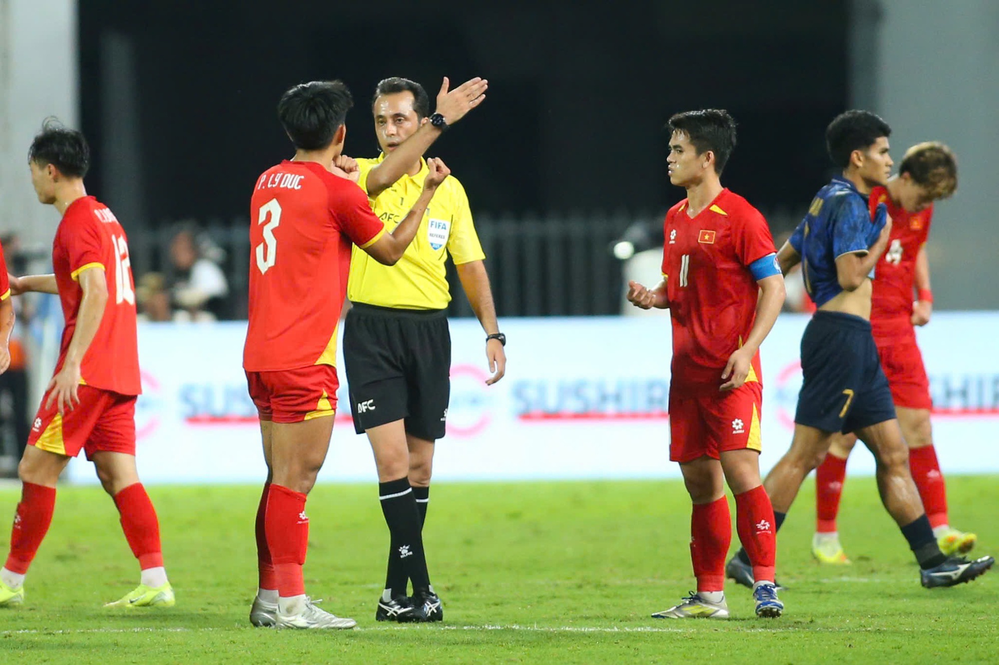 Trọng tài điều hành hay thế nào ở chung kết siêu kịch tính, cả U.22 Thái Lan và Việt Nam đều thích!- Ảnh 4.