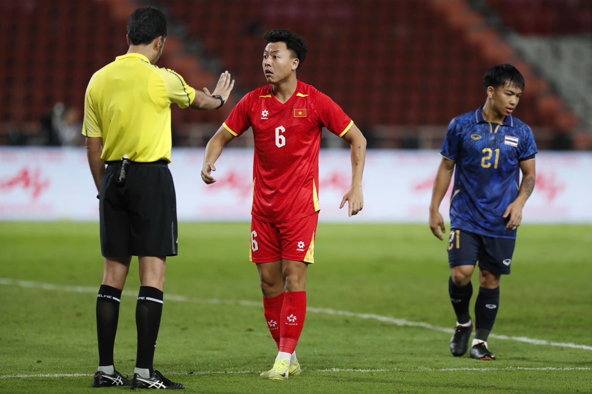 Trọng tài điều hành hay thế nào ở chung kết siêu kịch tính, cả U.22 Thái Lan và Việt Nam đều thích!- Ảnh 6.
