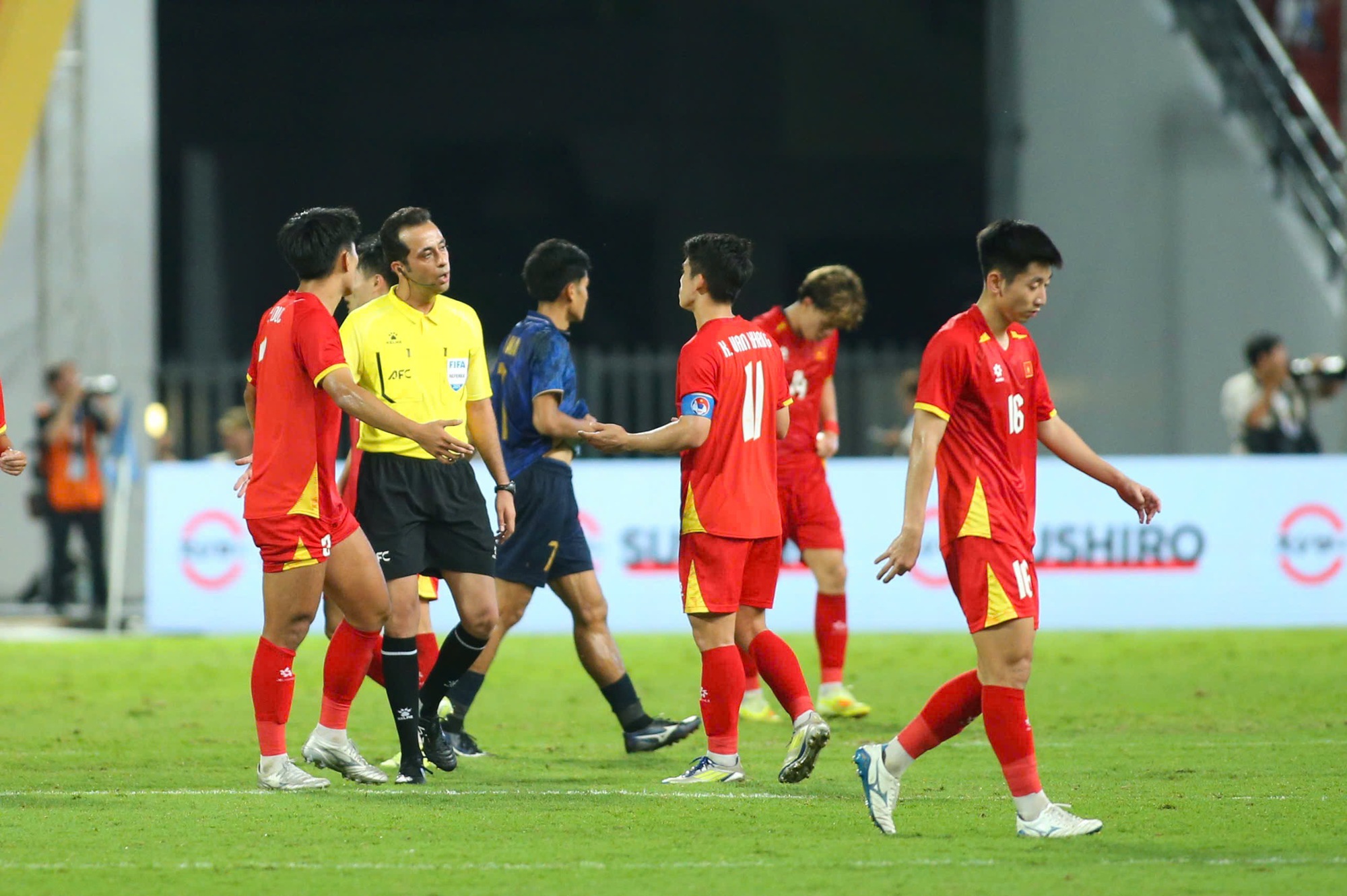 Trọng tài điều hành hay thế nào ở chung kết siêu kịch tính, cả U.22 Thái Lan và Việt Nam đều thích!- Ảnh 8.
