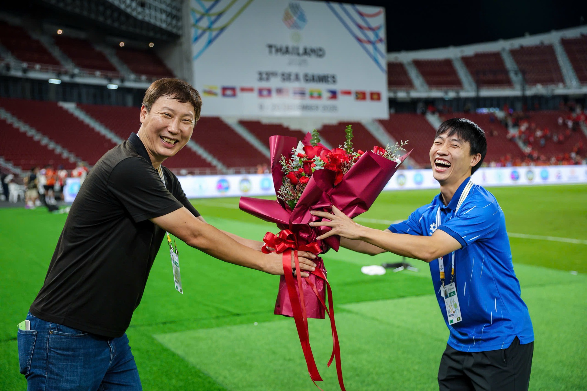 Trọng tài điều hành hay thế nào ở chung kết siêu kịch tính, cả U.22 Thái Lan và Việt Nam đều thích!- Ảnh 9.