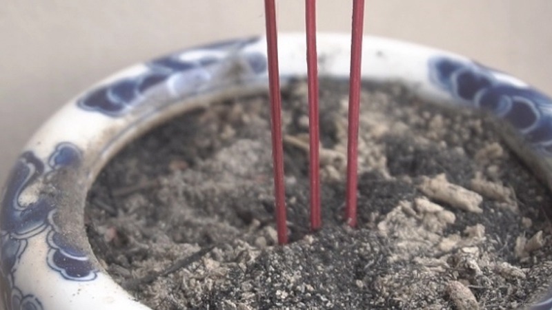 Sắp sang 2026, nhiều nhà vẫn mắc ĐẠI KỊ khi thắp hương- Ảnh 2.