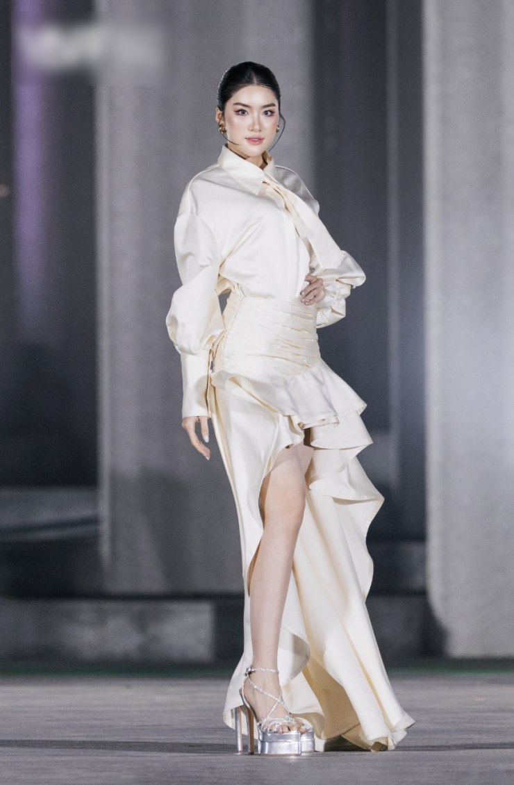 5 cô gái tiềm năng giành Người đẹp thời trang Miss World Vietnam 2025 4 Thí sinh Phan Phương Oanh (SBD 211) trình diễn thiết kế thanh lịch, chất liệu lụa bay bổng. Cô là người đẹp có kinh nghiệm sàn diễn, từng vào top 10 cuộc thi Hoa hậu Việt Nam 2022.