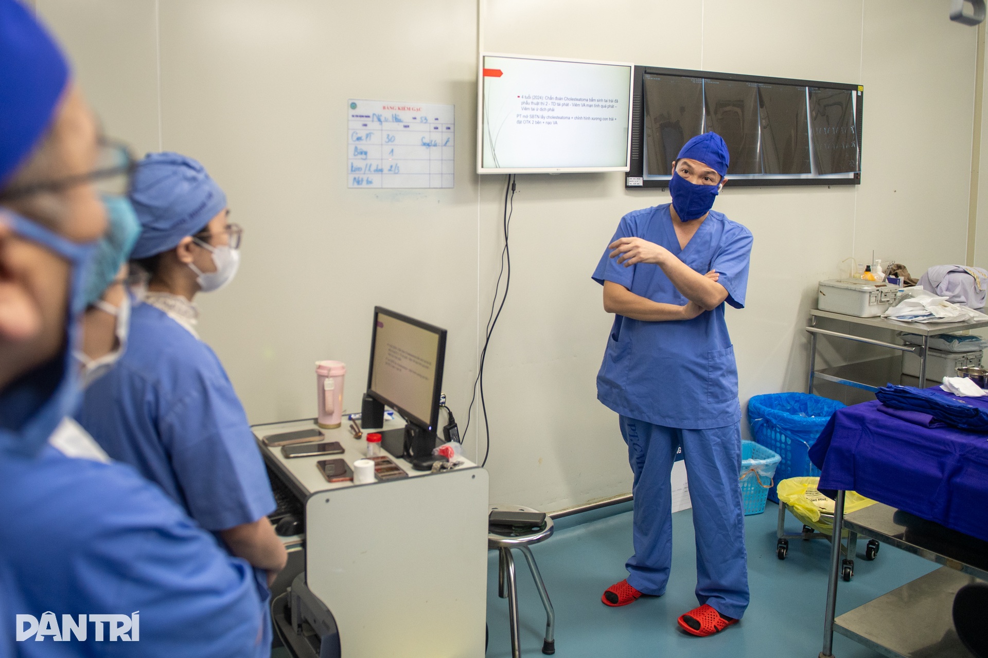 Hồi hộp xem bác sĩ cấy tai máy mang thanh âm cho em bé khiếm thính - 2