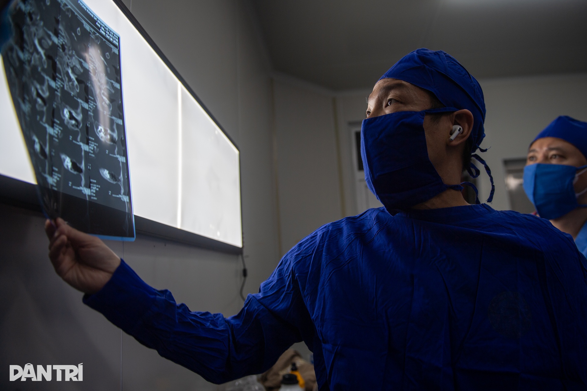 Hồi hộp xem bác sĩ cấy tai máy mang thanh âm cho em bé khiếm thính - 3