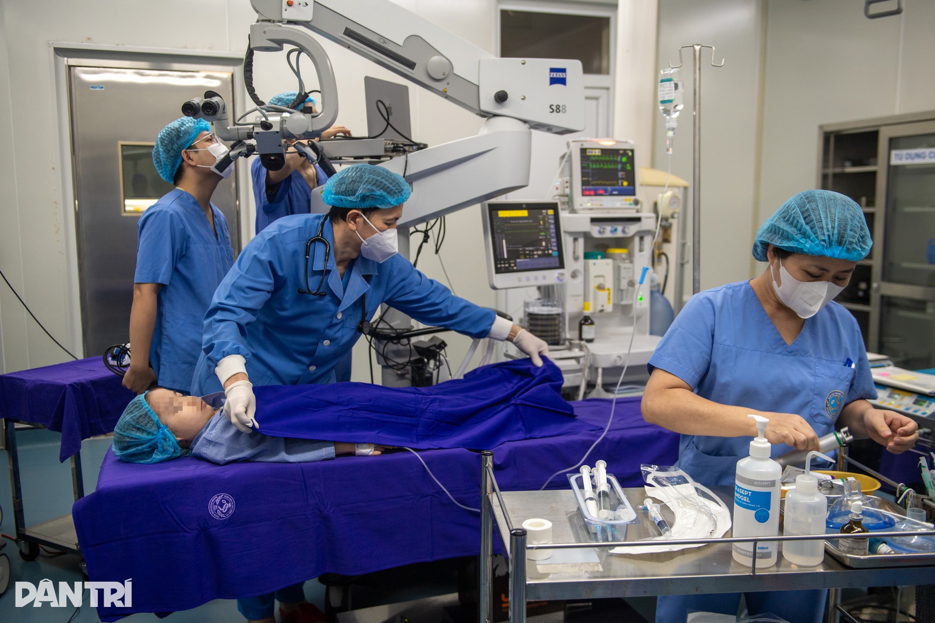 Hồi hộp xem bác sĩ cấy tai máy mang thanh âm cho em bé khiếm thính - 4