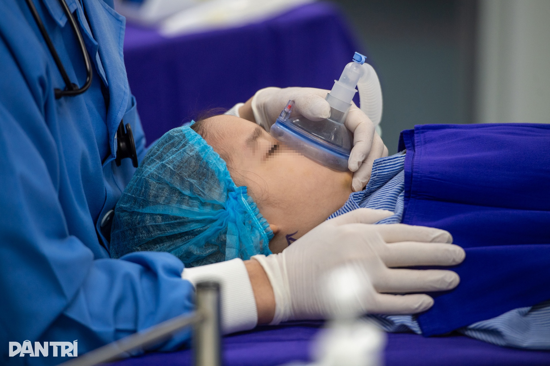 Hồi hộp xem bác sĩ cấy tai máy mang thanh âm cho em bé khiếm thính - 5