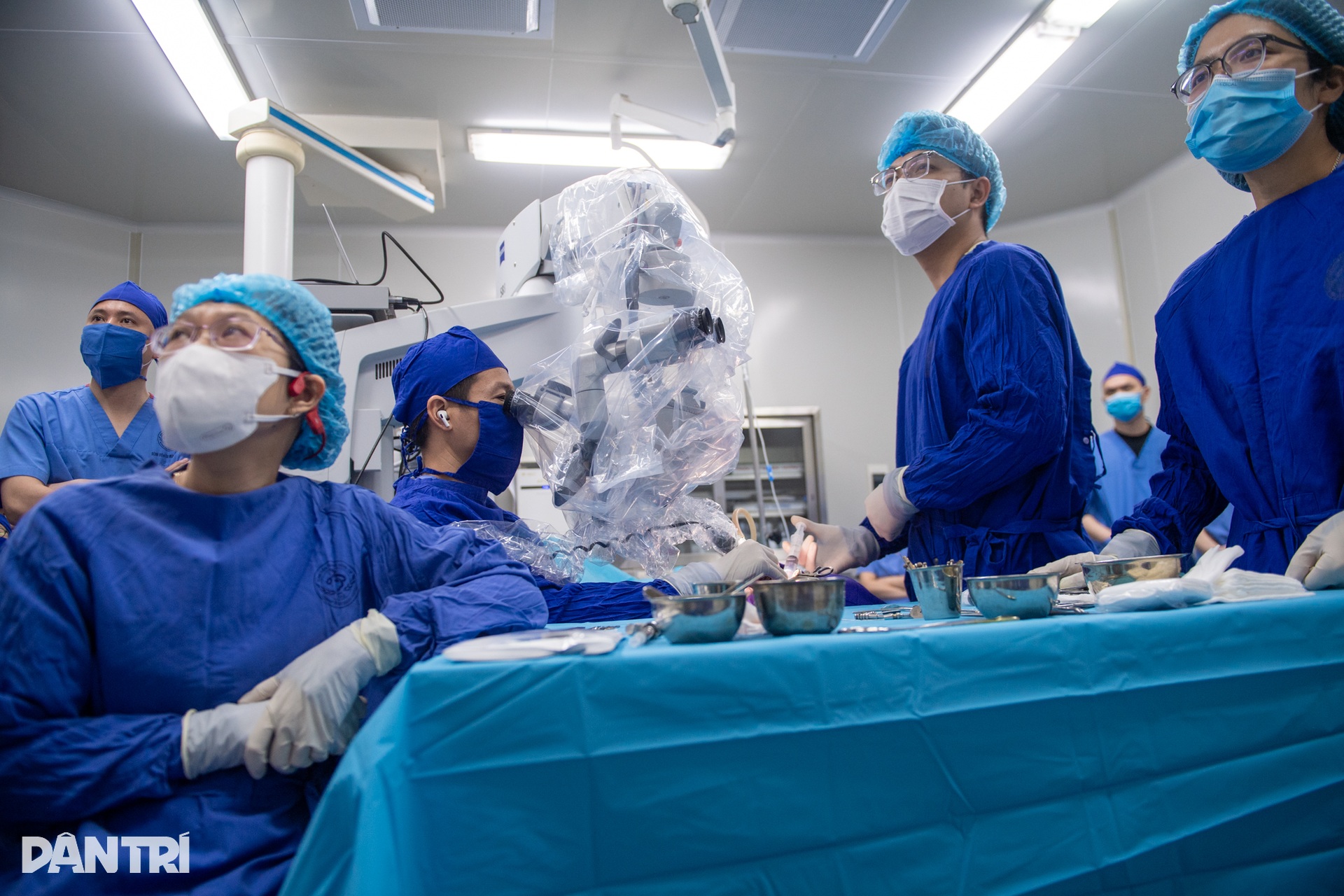 Hồi hộp xem bác sĩ cấy tai máy mang thanh âm cho em bé khiếm thính - 6