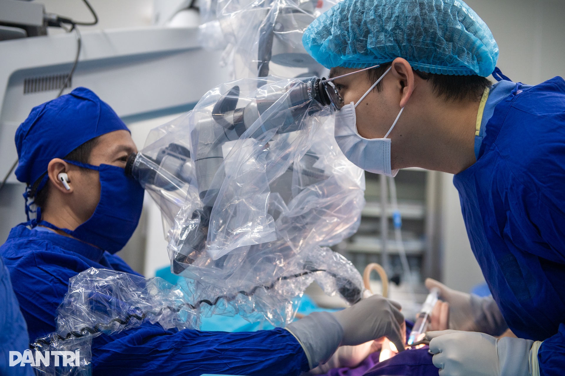 Hồi hộp xem bác sĩ cấy tai máy mang thanh âm cho em bé khiếm thính - 7