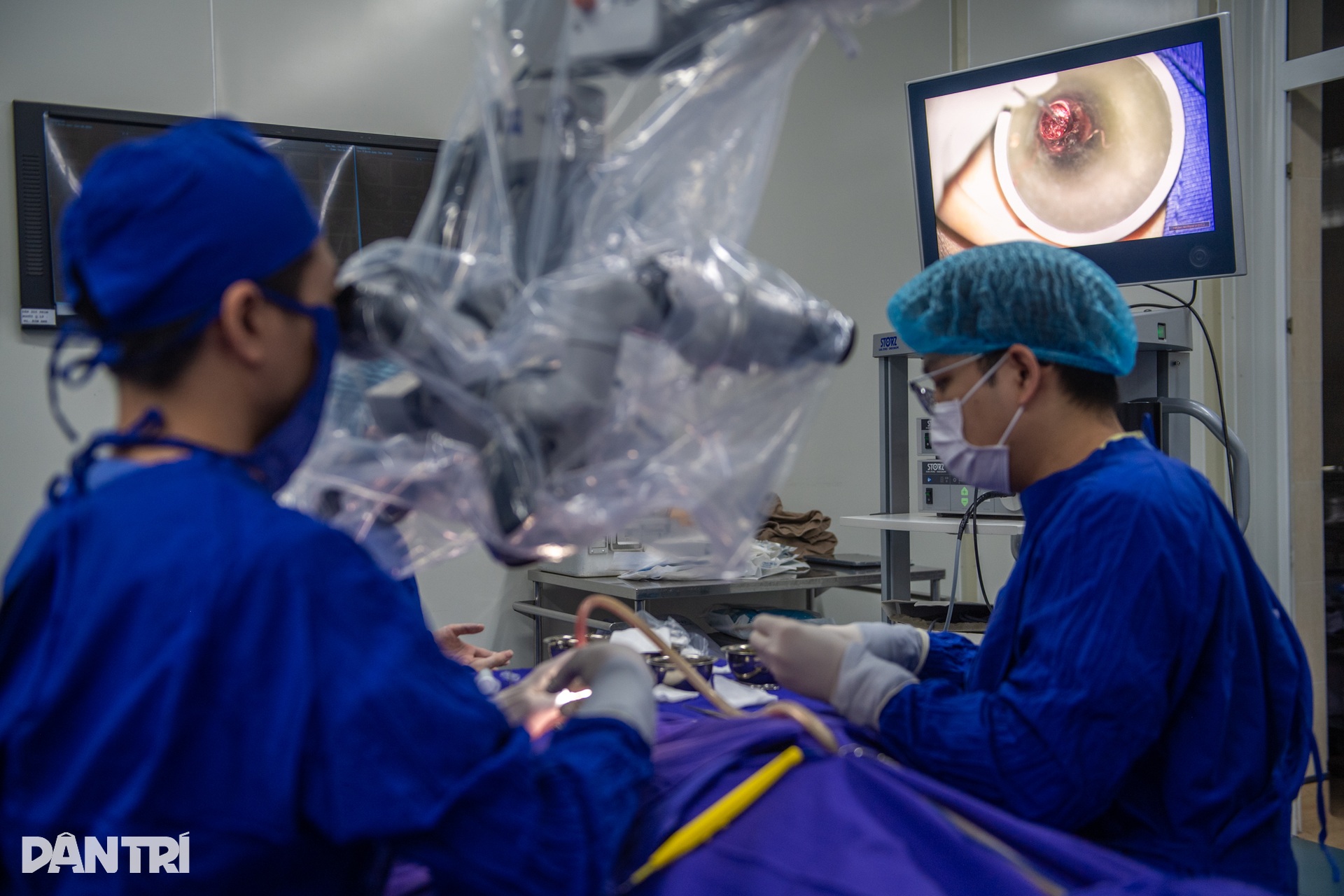 Hồi hộp xem bác sĩ cấy tai máy mang thanh âm cho em bé khiếm thính - 8