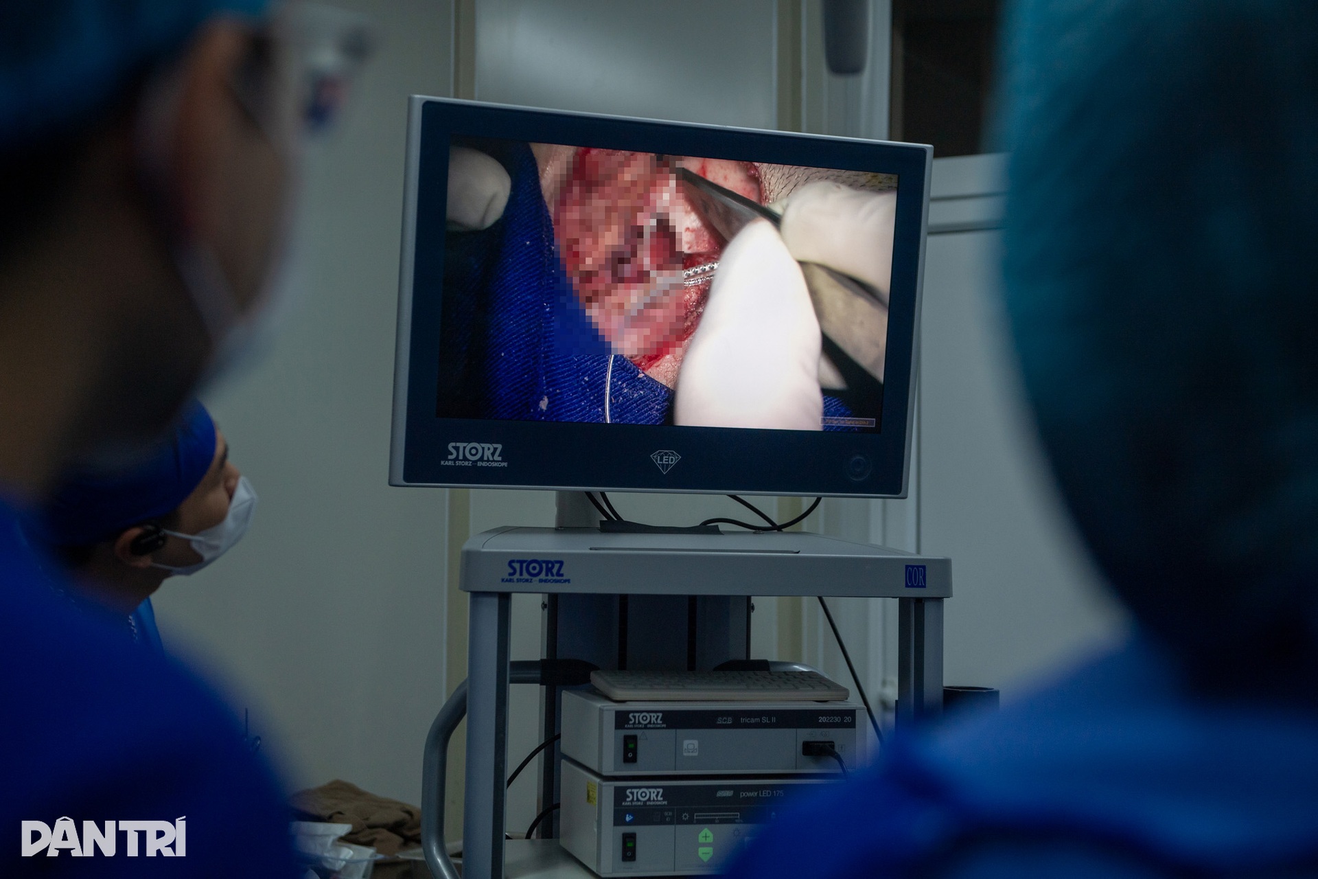 Hồi hộp xem bác sĩ cấy tai máy mang thanh âm cho em bé khiếm thính - 13