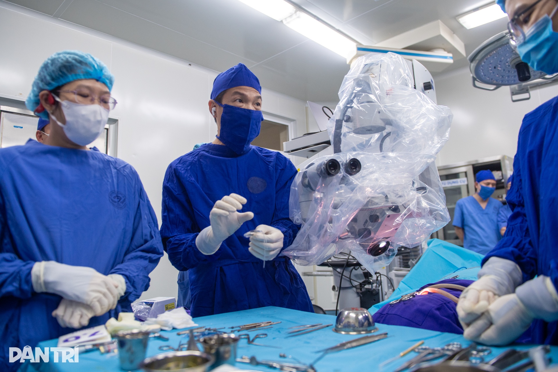 Hồi hộp xem bác sĩ cấy tai máy mang thanh âm cho em bé khiếm thính - 14