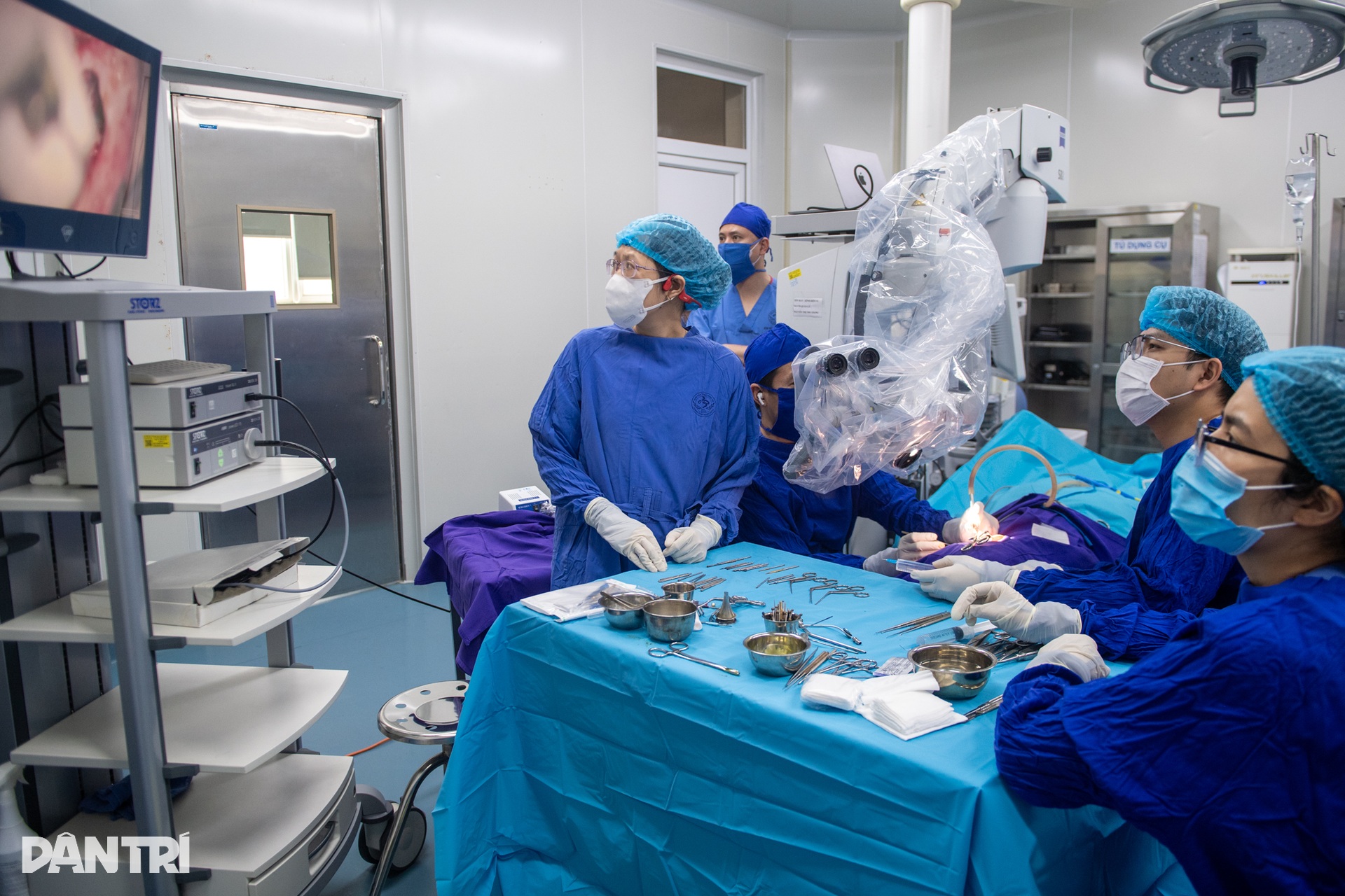 Hồi hộp xem bác sĩ cấy tai máy mang thanh âm cho em bé khiếm thính - 16