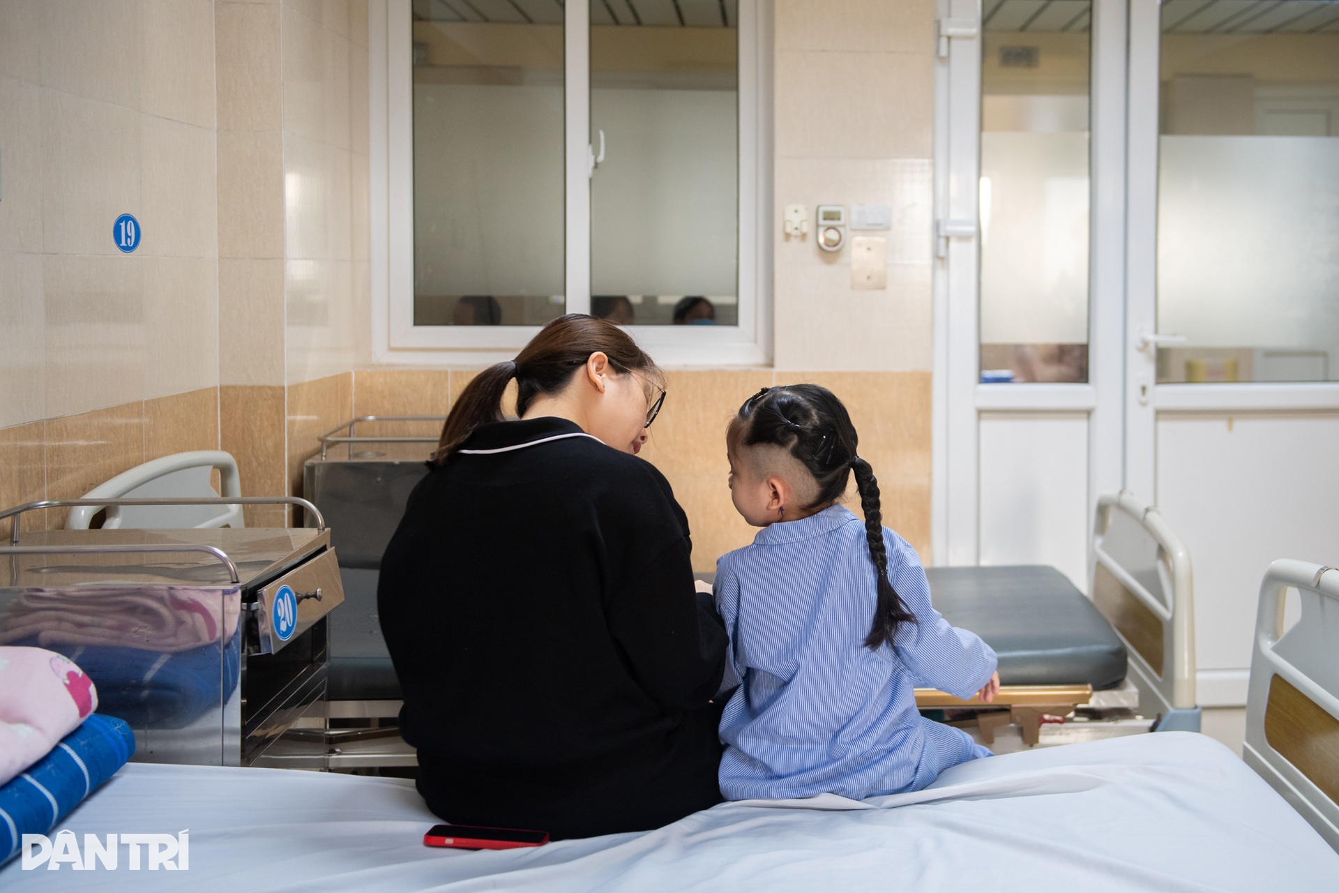 Hồi hộp xem bác sĩ cấy tai máy mang thanh âm cho em bé khiếm thính - 20