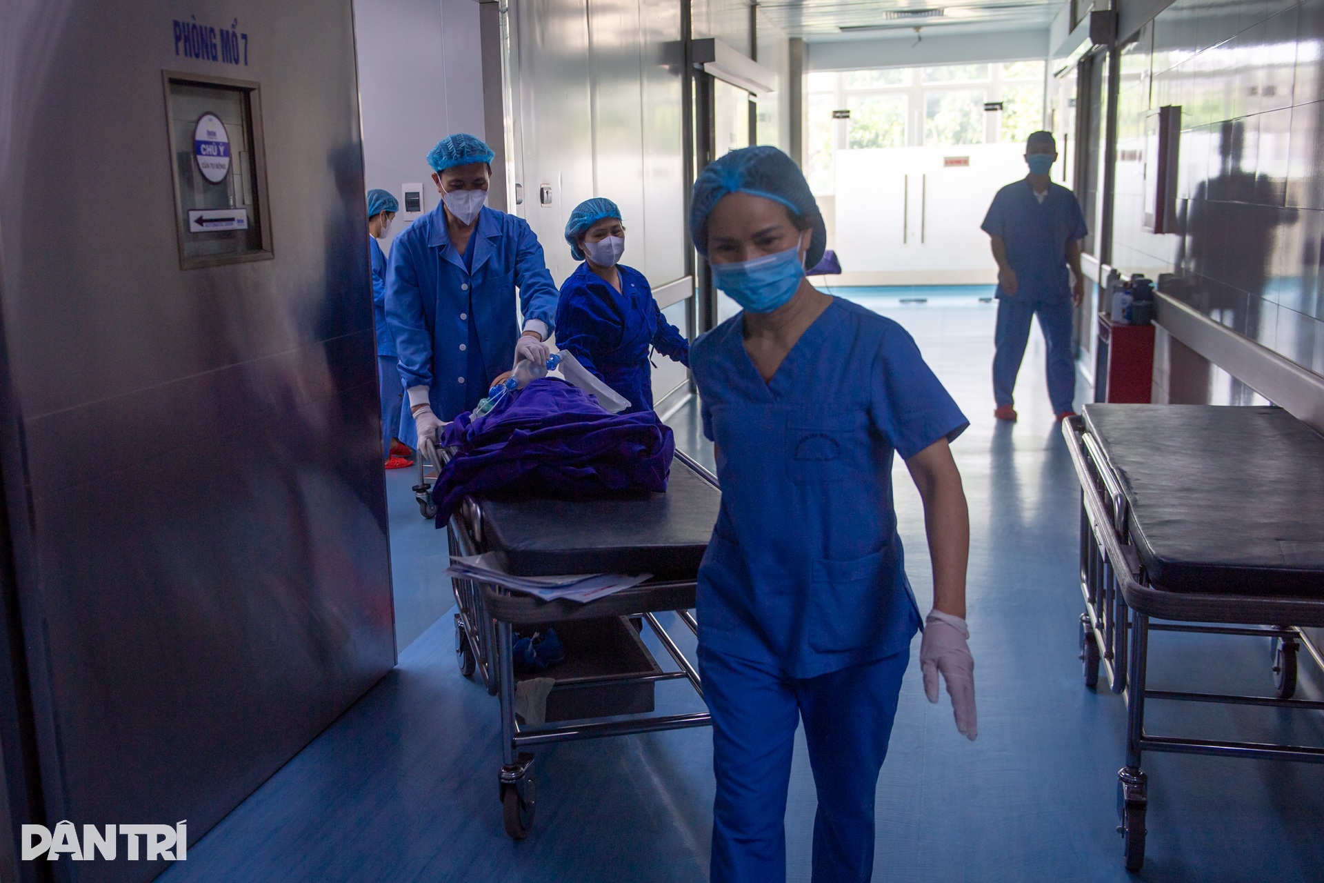 Hồi hộp xem bác sĩ cấy tai máy mang thanh âm cho em bé khiếm thính - 19