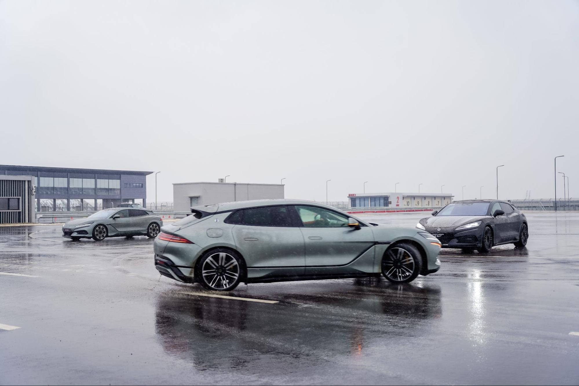 1766106654 481 Quang quat xe BYD trong truong dua khong lo Doc