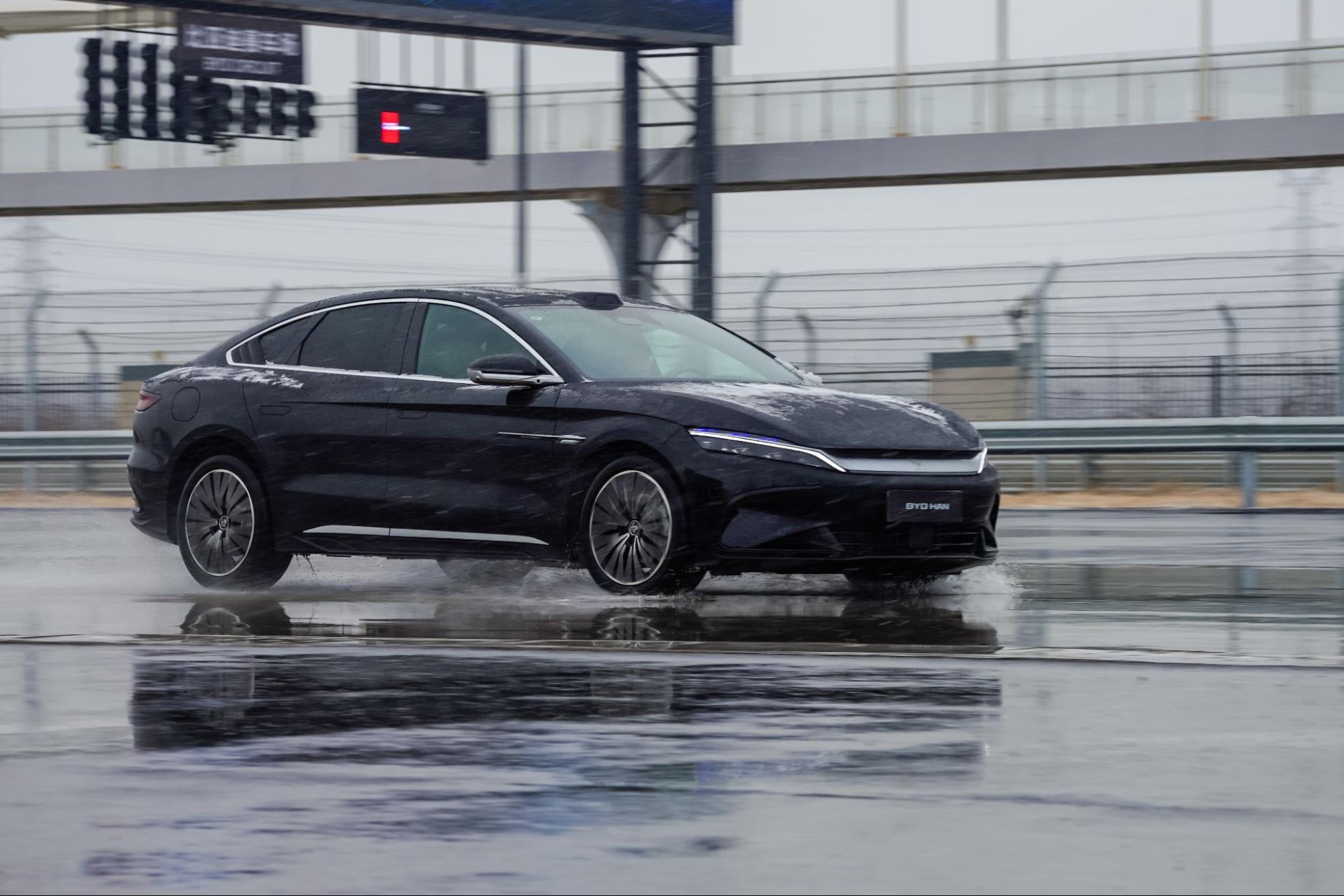 1766106655 835 Quang quat xe BYD trong truong dua khong lo Doc