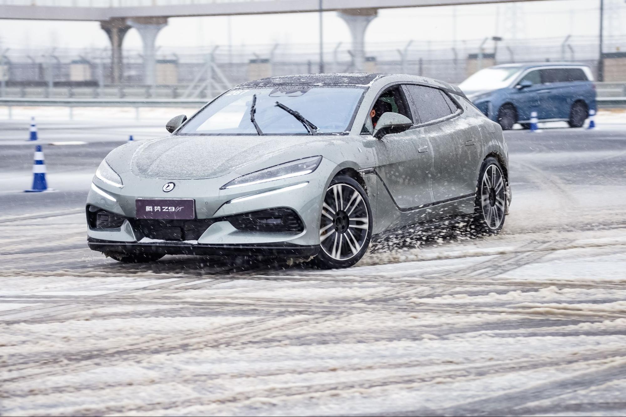 1766106656 72 Quang quat xe BYD trong truong dua khong lo Doc