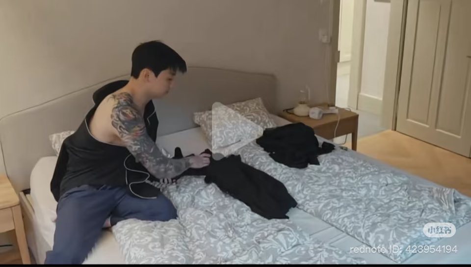 Nhìn Jungkook (BTS) cố che “dấu ấn tình yêu” mà mệt giùm- Ảnh 3.