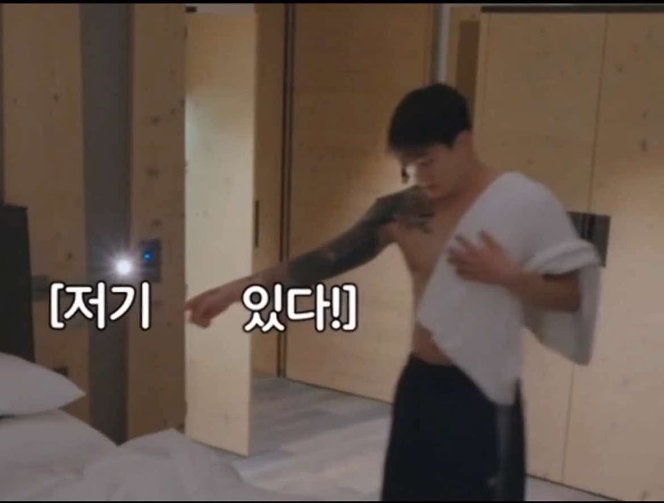 Nhìn Jungkook (BTS) cố che “dấu ấn tình yêu” mà mệt giùm- Ảnh 5.