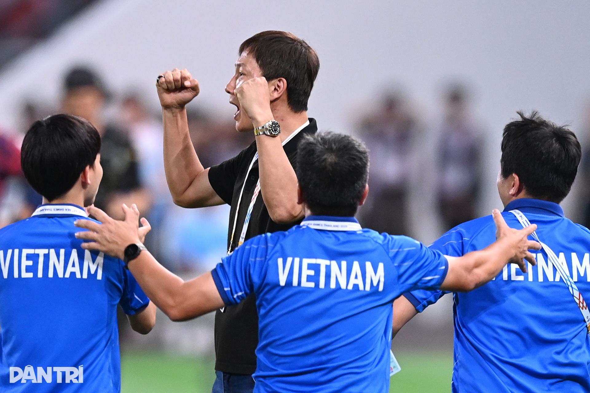 Ngày hạnh phúc của HLV Kim Sang Sik - 6