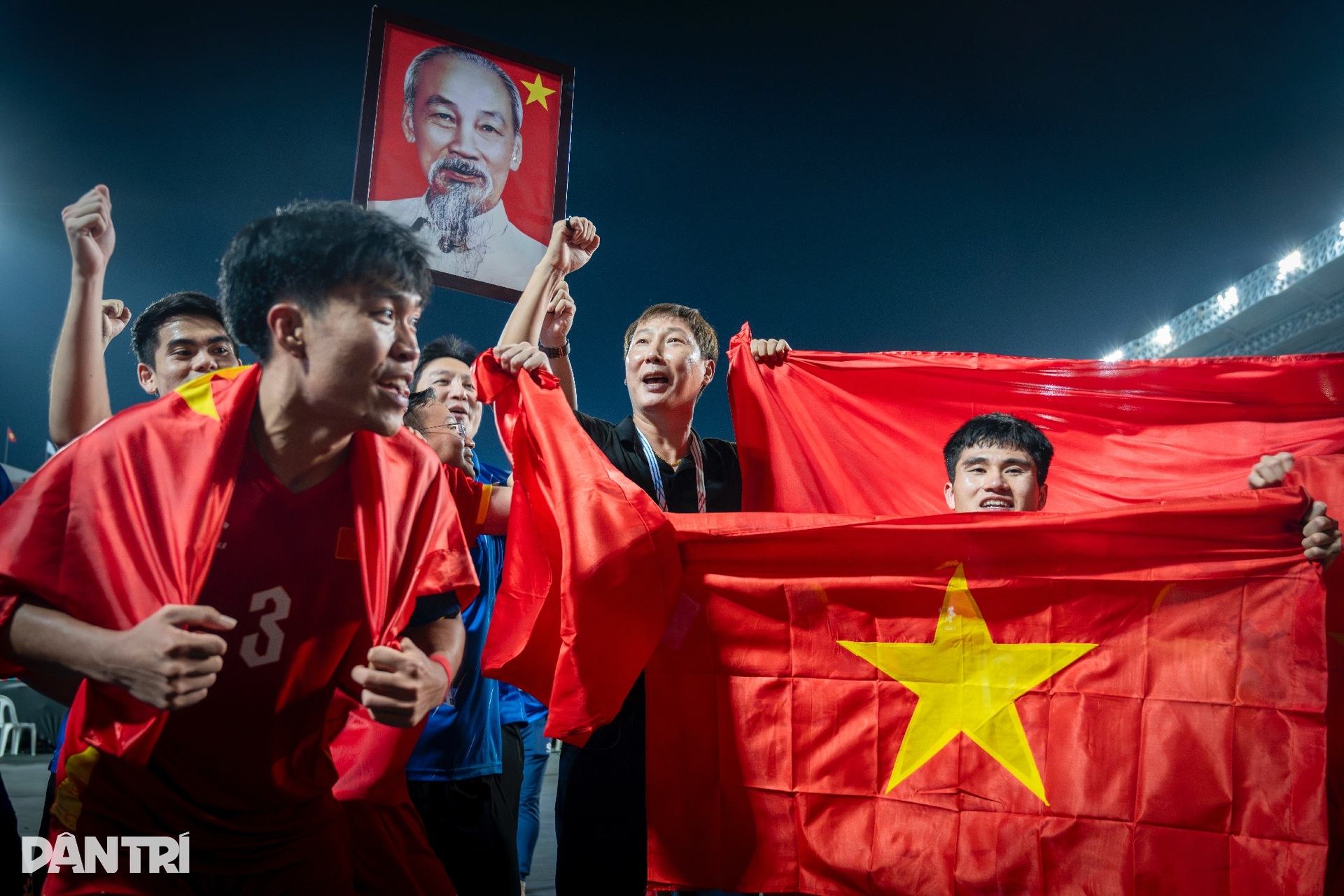 Ngày hạnh phúc của HLV Kim Sang Sik - 11