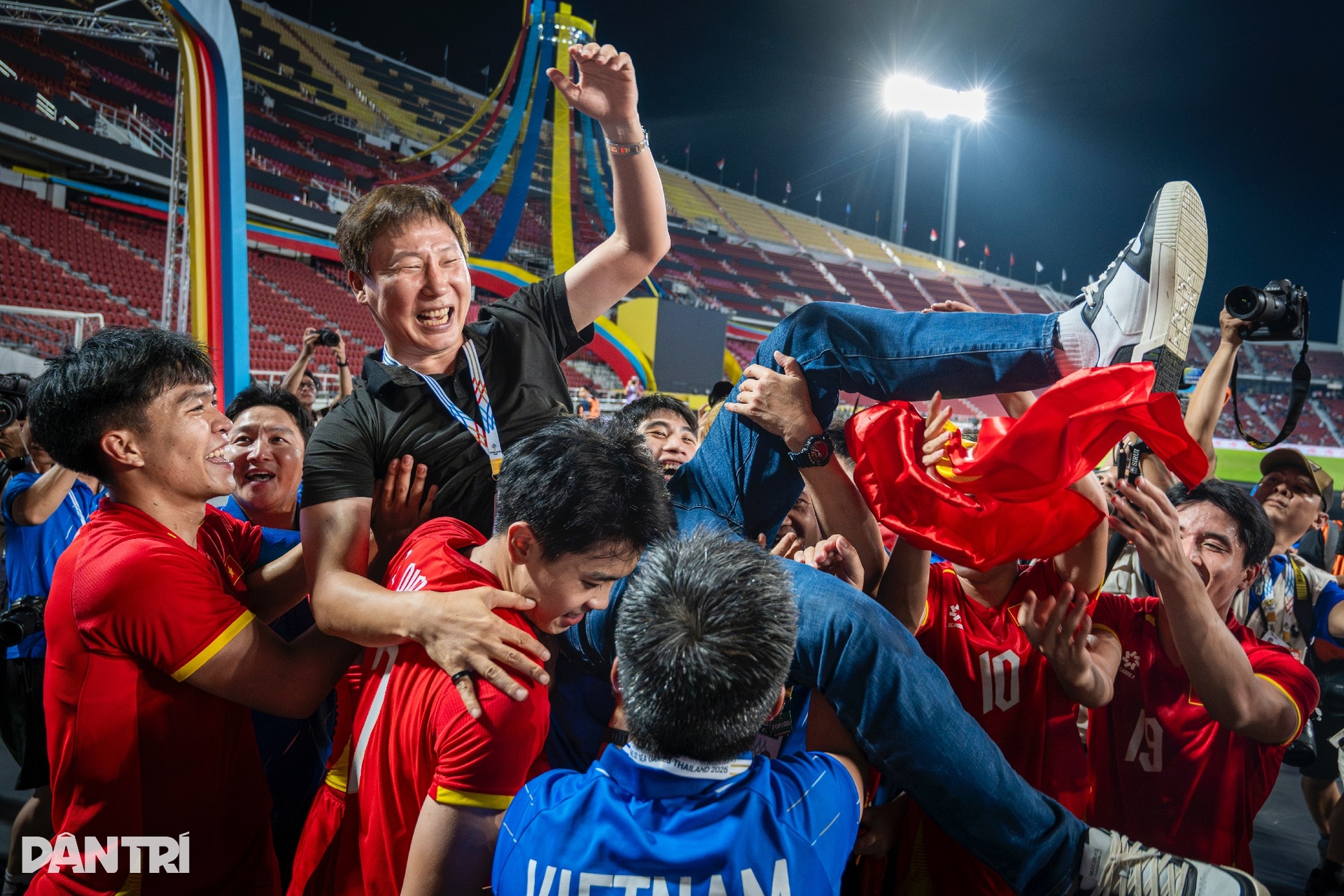 Ngày hạnh phúc của HLV Kim Sang Sik - 12