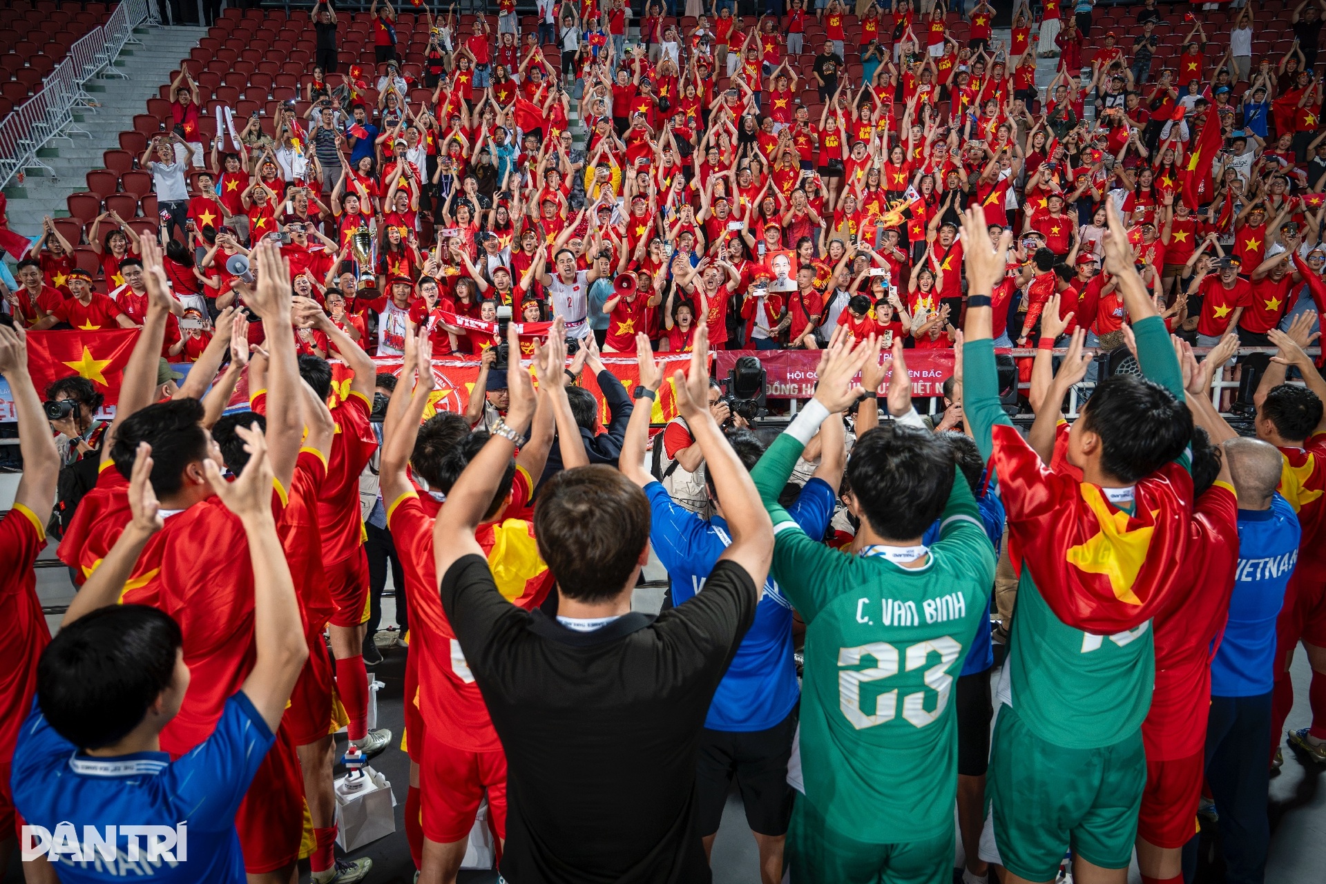 Ngày hạnh phúc của HLV Kim Sang Sik - 13