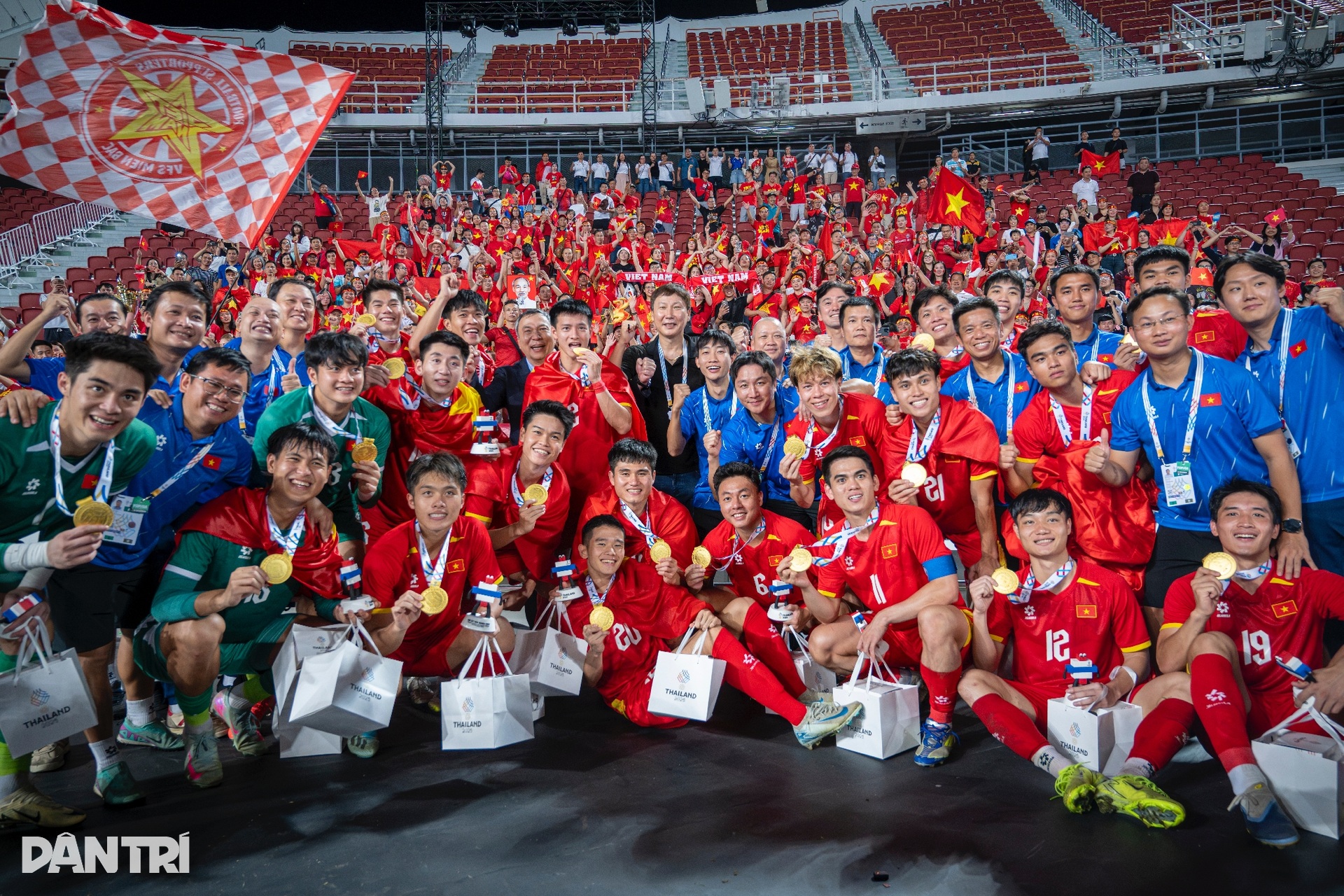 Ngày hạnh phúc của HLV Kim Sang Sik - 15