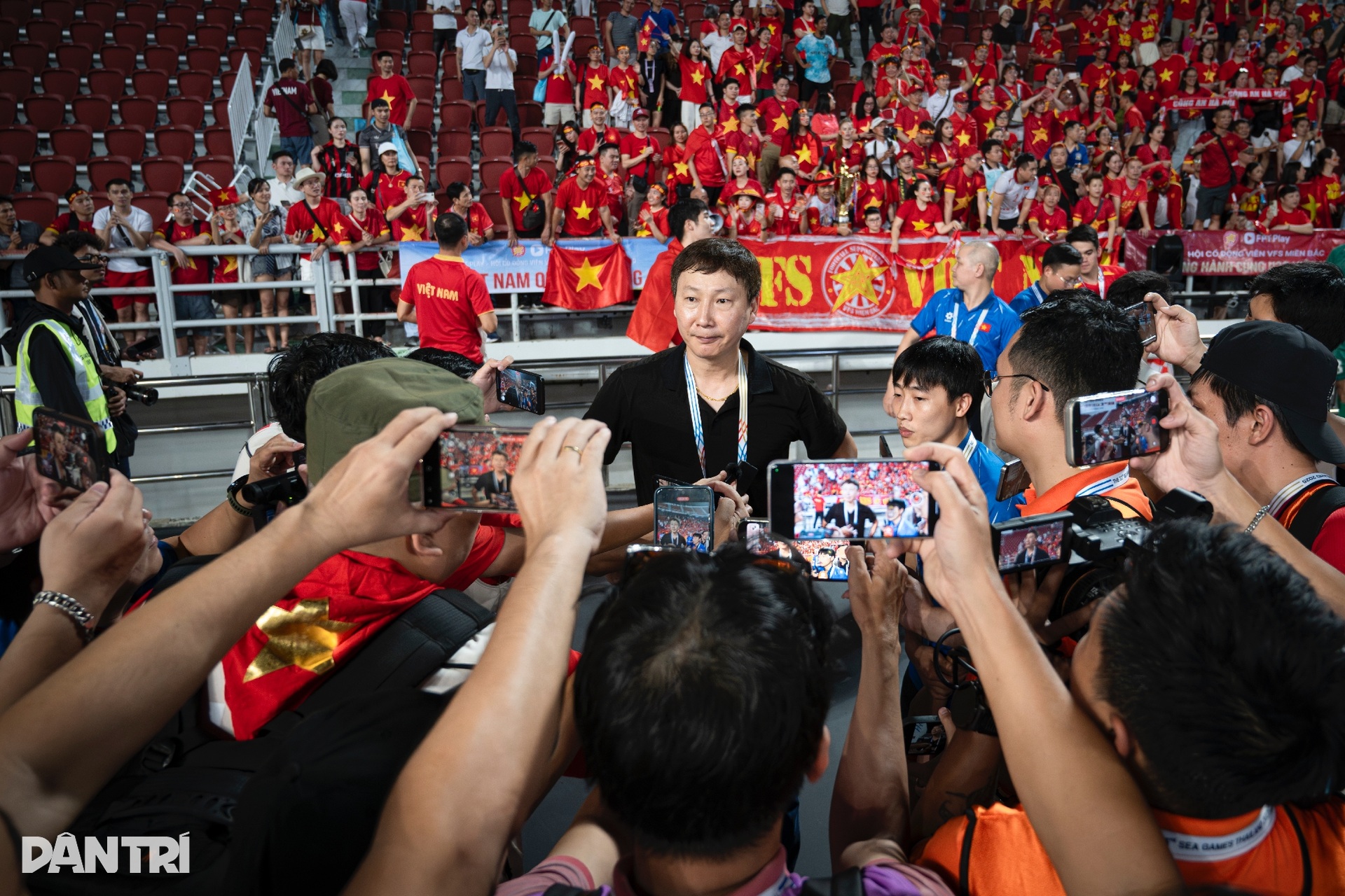 Ngày hạnh phúc của HLV Kim Sang Sik - 16