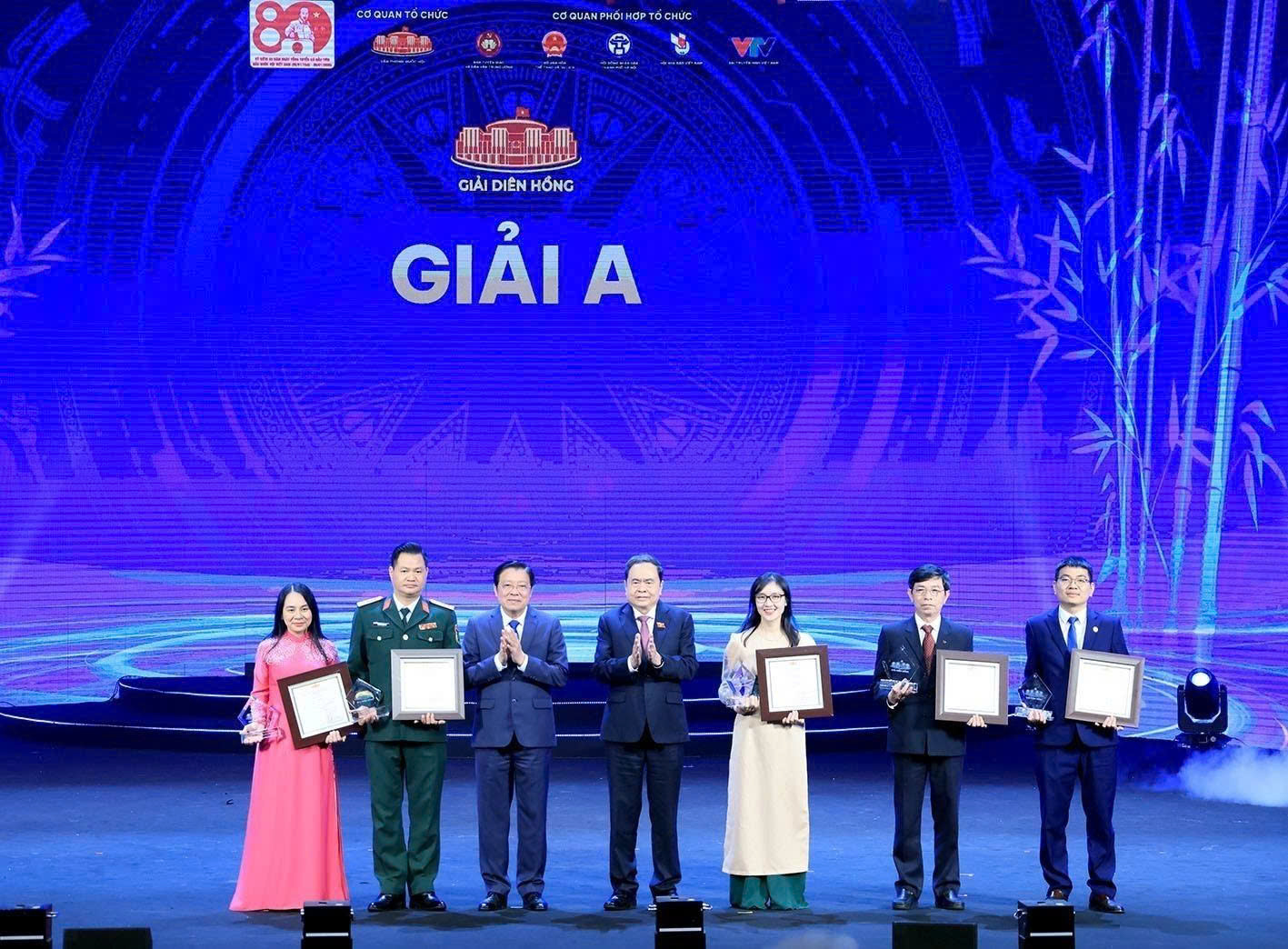 Năm 2025 ghi dấu quyết sách quan trọng tạo bước ngoặt lịch sử Việt Nam - Ảnh 1. Năm 2025 ghi dấu quyết sách quan trọng tạo bước ngoặt lịch sử Việt Nam - Ảnh 1.