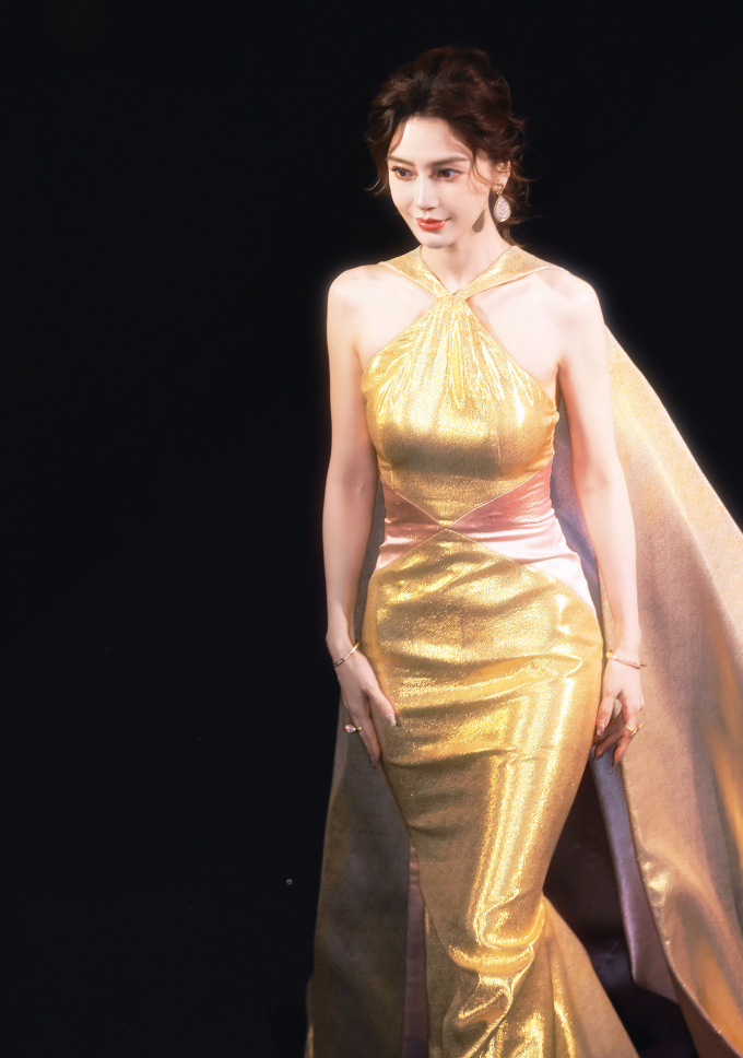 Angelababy diện trang phục ôm dáng. Ảnh: Sina