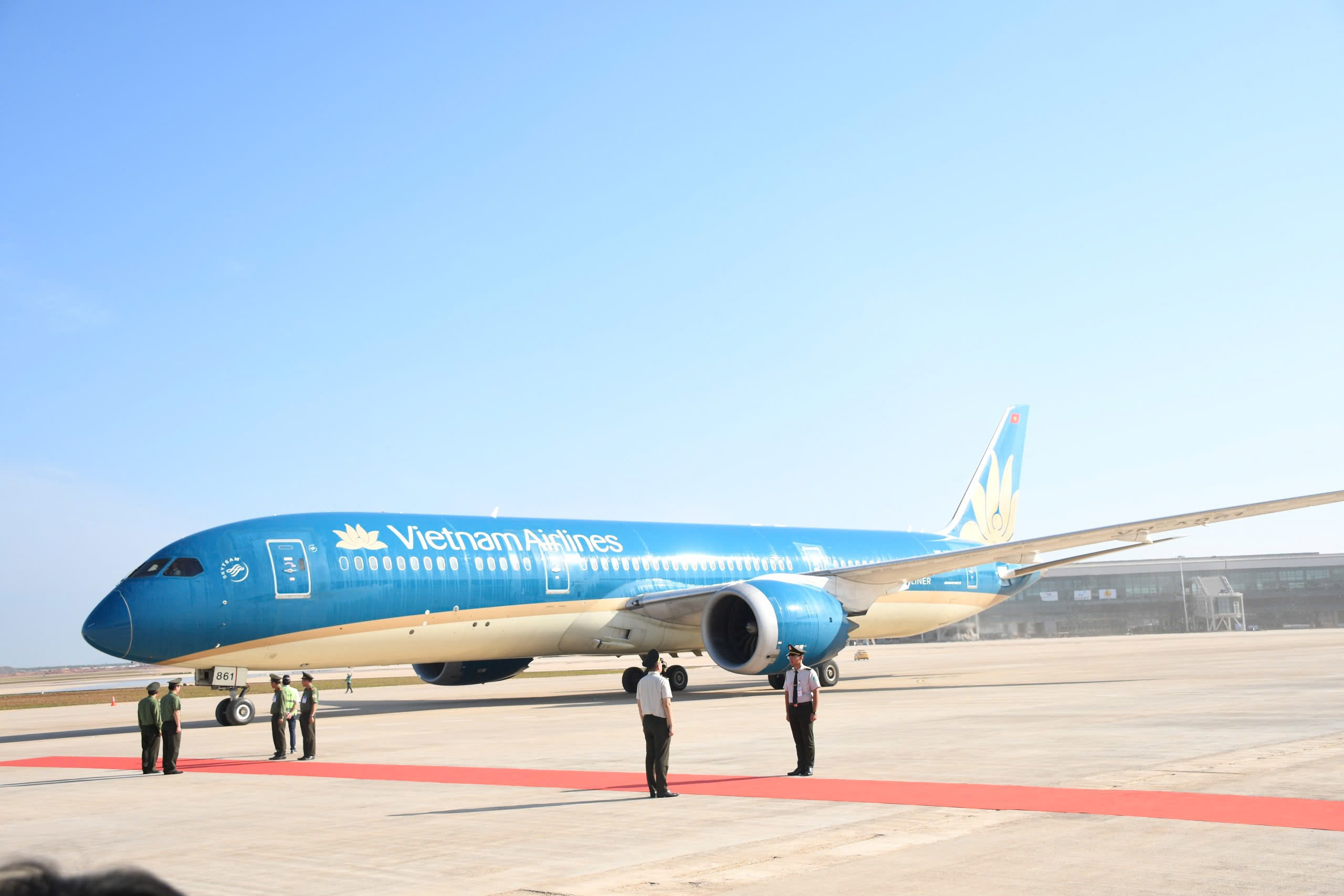 Hình ảnh chuyến bay đầu tiên hạ cánh xuống sân bay Long Thành 3 Hình ảnh chuyến bay đầu tiên hạ cánh xuống sân bay Long Thành - Ảnh 3.