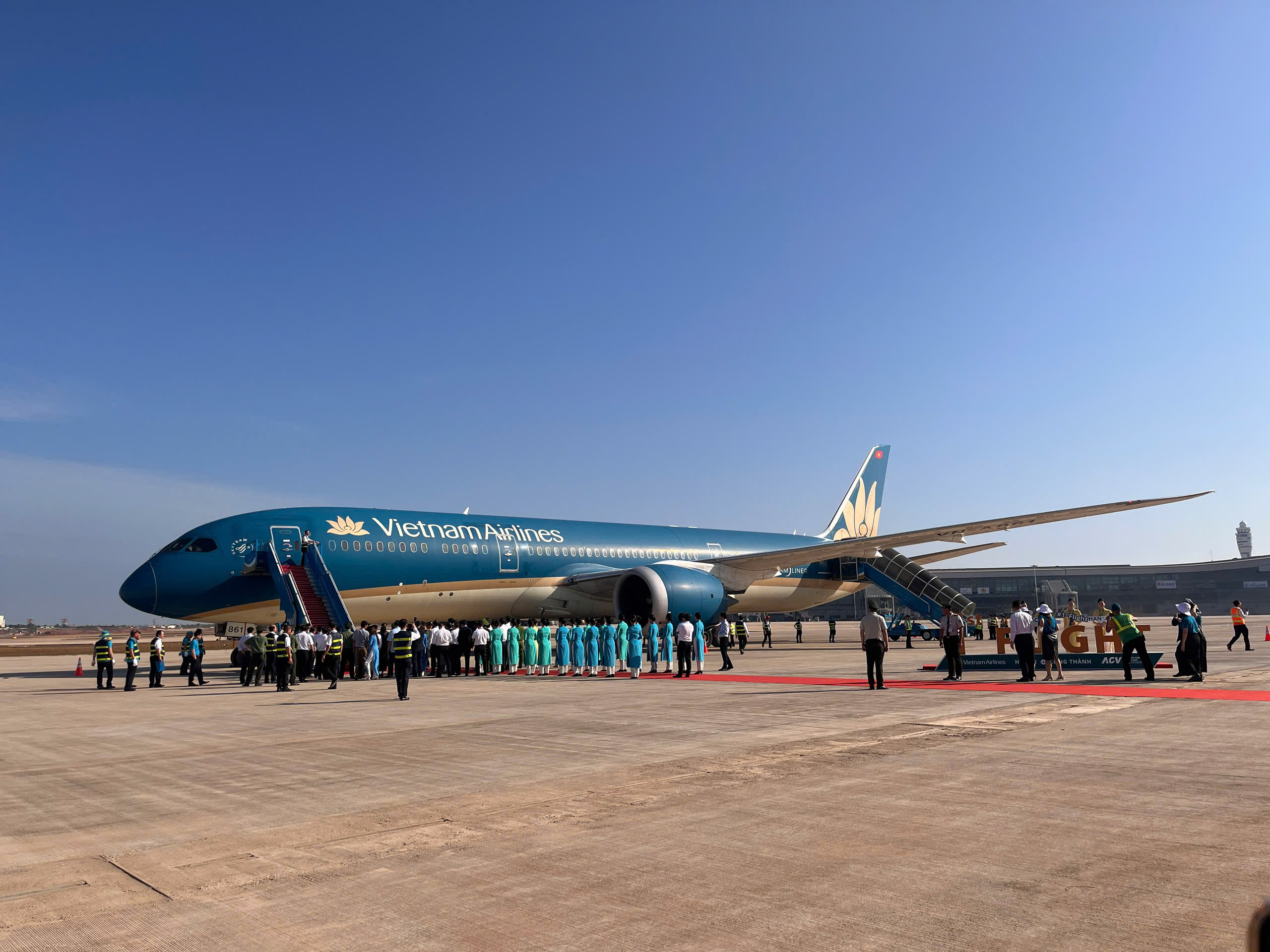 Hình ảnh chuyến bay đầu tiên hạ cánh xuống sân bay Long Thành 2 Hình ảnh chuyến bay đầu tiên hạ cánh xuống sân bay Long Thành - Ảnh 2.